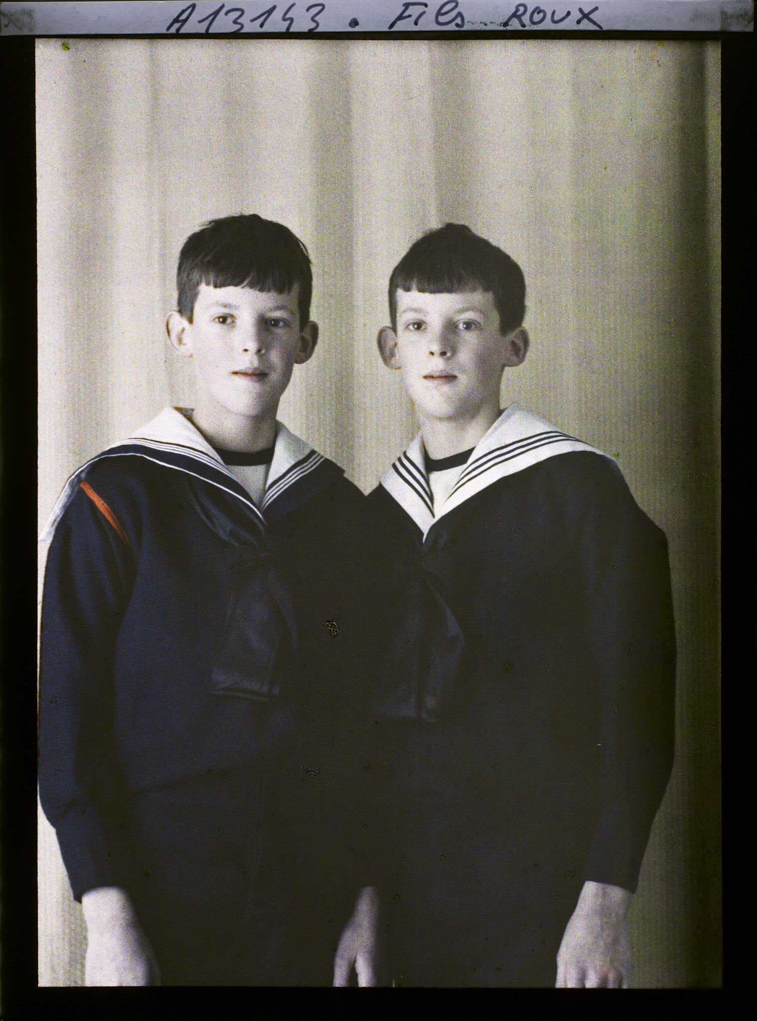 Image représentant Les  https://musee-albert-kahn.s-museum.fr/home/NWQ2OTAwYzNmYjZlZTk1ZWQwODJmMjY4L2dlbmVyaWMtbm90aWNlLXRhYi9hdXRob3JpdHkvNjE3YTc5ZjVjZjhiODk2OGIzMzM3ZDIx/5d6900c3fb6ee95ed082f268/generic-notice-tab/authority/617a79ebcf8b8968b3337709 enfants Roux