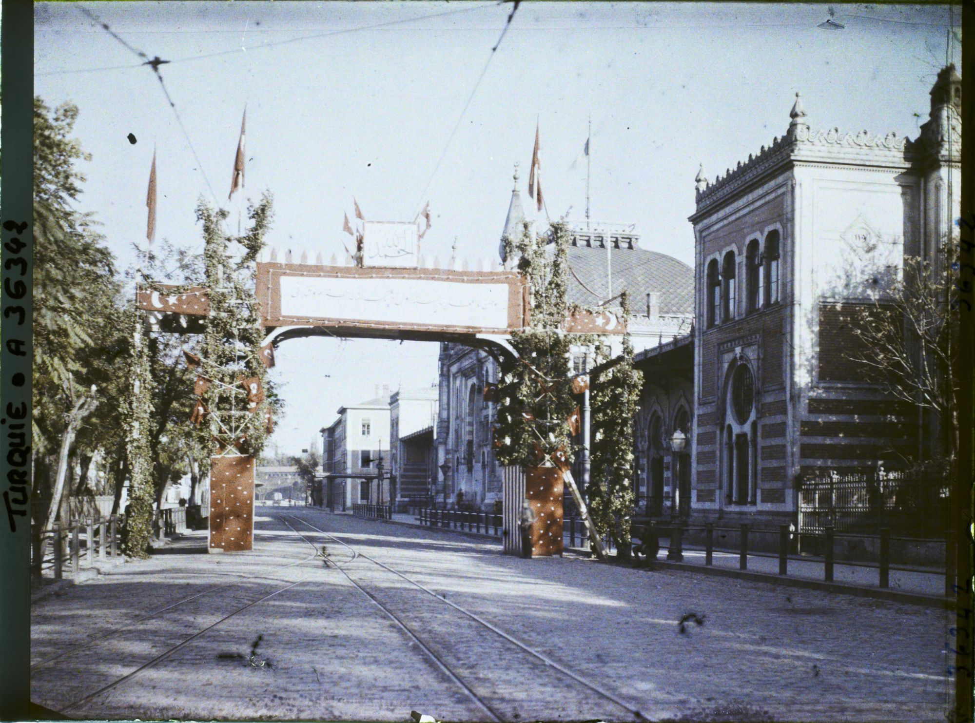 Image représentant Arc de triomphe éphémère en l'honneur de Mustapha Kemal. A droite, la gare de Sirkeci.