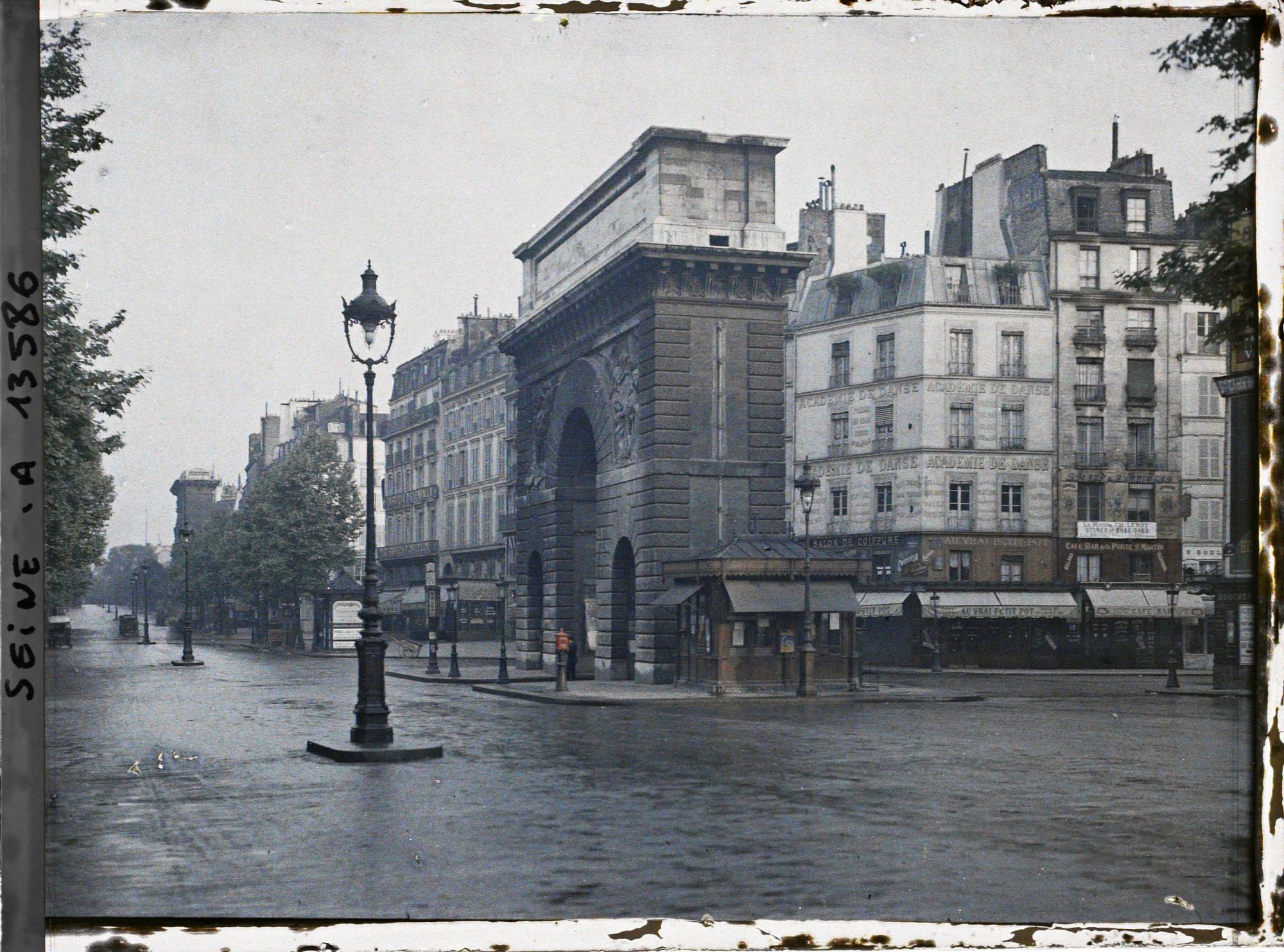 Image représentant La porte St-Martin vue du boulevard St-Martin ; à droite l'entrée de la rue du Faubourg-St-Martin