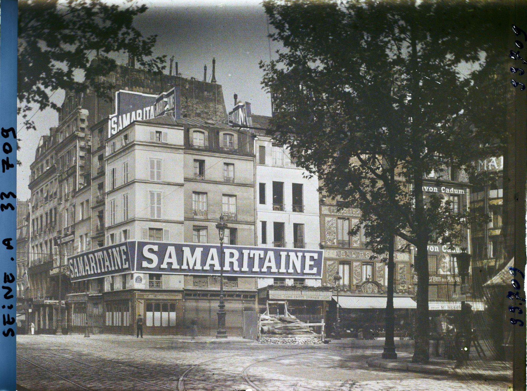 Image représentant La Samaritaine à l'angle du quai du Louvre et de la rue de la Monnaie, vue depuis le quai de la Mégisserie
