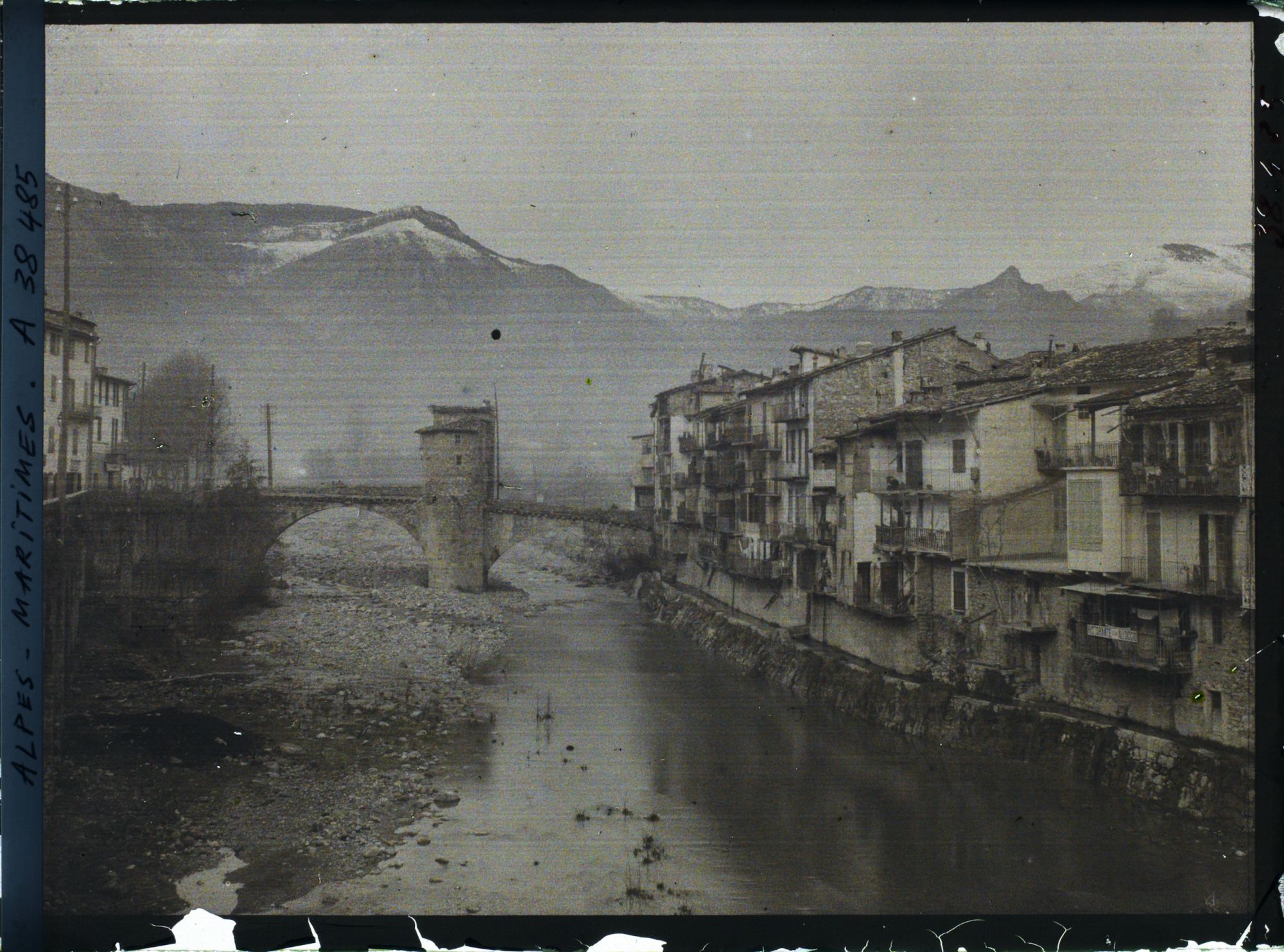 Image représentant Le pont vieux à péage, pont fortifié enjambant la Bévéra