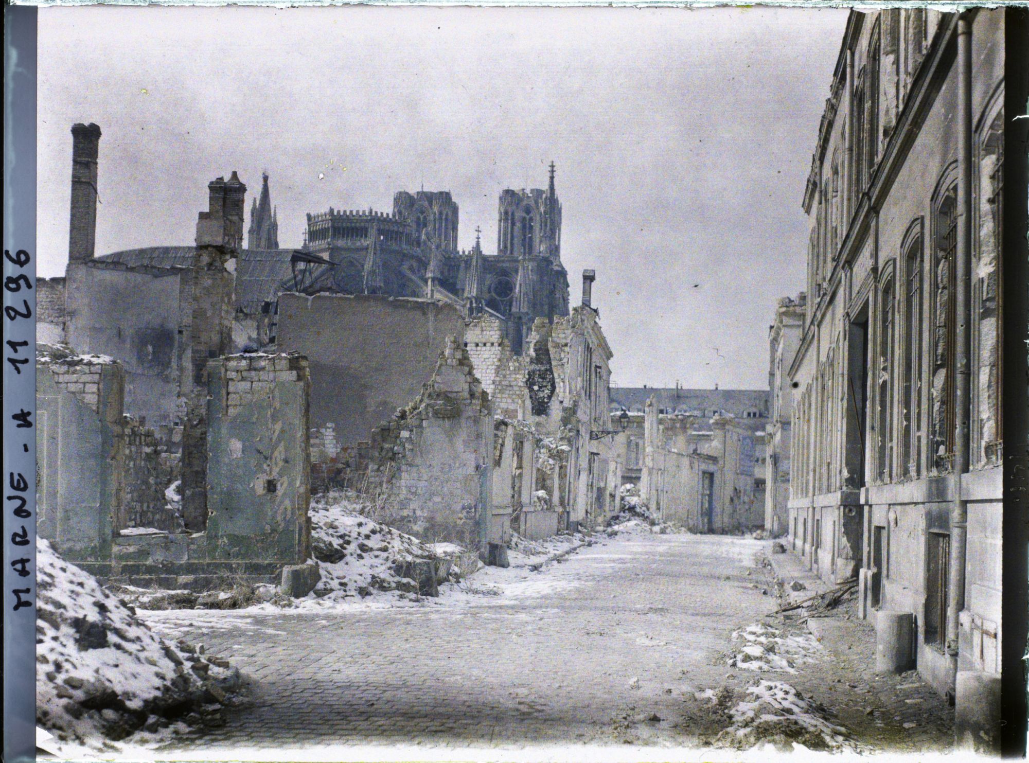 Image représentant La rue Eugène Desteuque, avec au fond la cathédrale