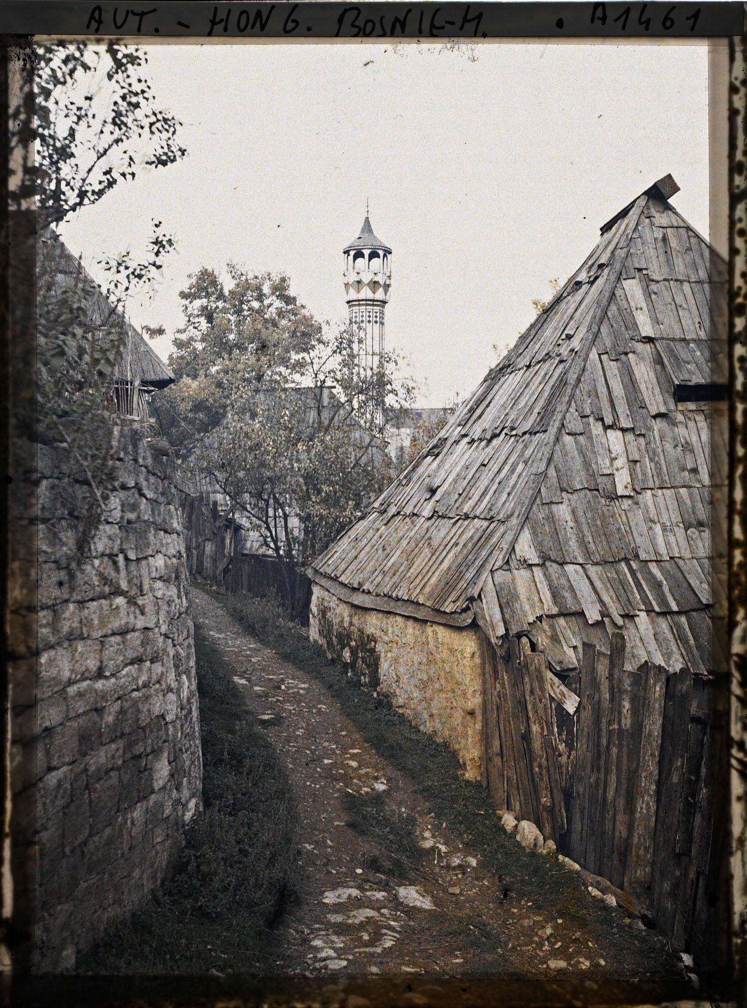 Image représentant Une mosquée près de Kastel [la forteresse] peinte en vert jusqu'en haut