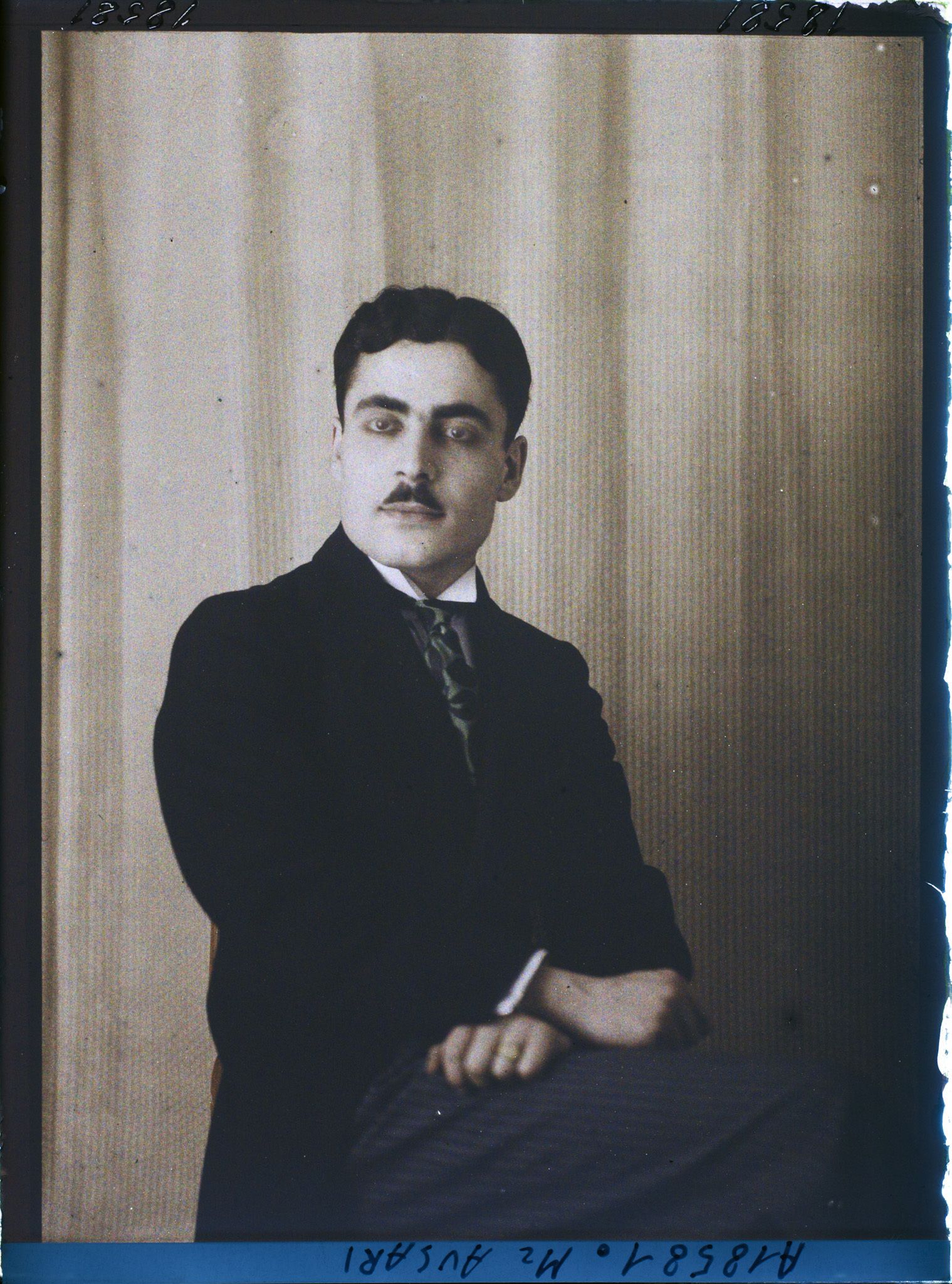 Image représentant https://musee-albert-kahn.s-museum.fr/home/NWQ2OTAwYzNmYjZlZTk1ZWQwODJmMjY4L2dlbmVyaWMtbm90aWNlLXRhYi9hdXRob3JpdHkvNjE3YTc5ZjVjZjhiODk2OGIzMzM3ZDIx/5d6900c3fb6ee95ed082f268/generic-notice-tab/authority/617a79ebcf8b8968b33367c5 Monsieur Ausari