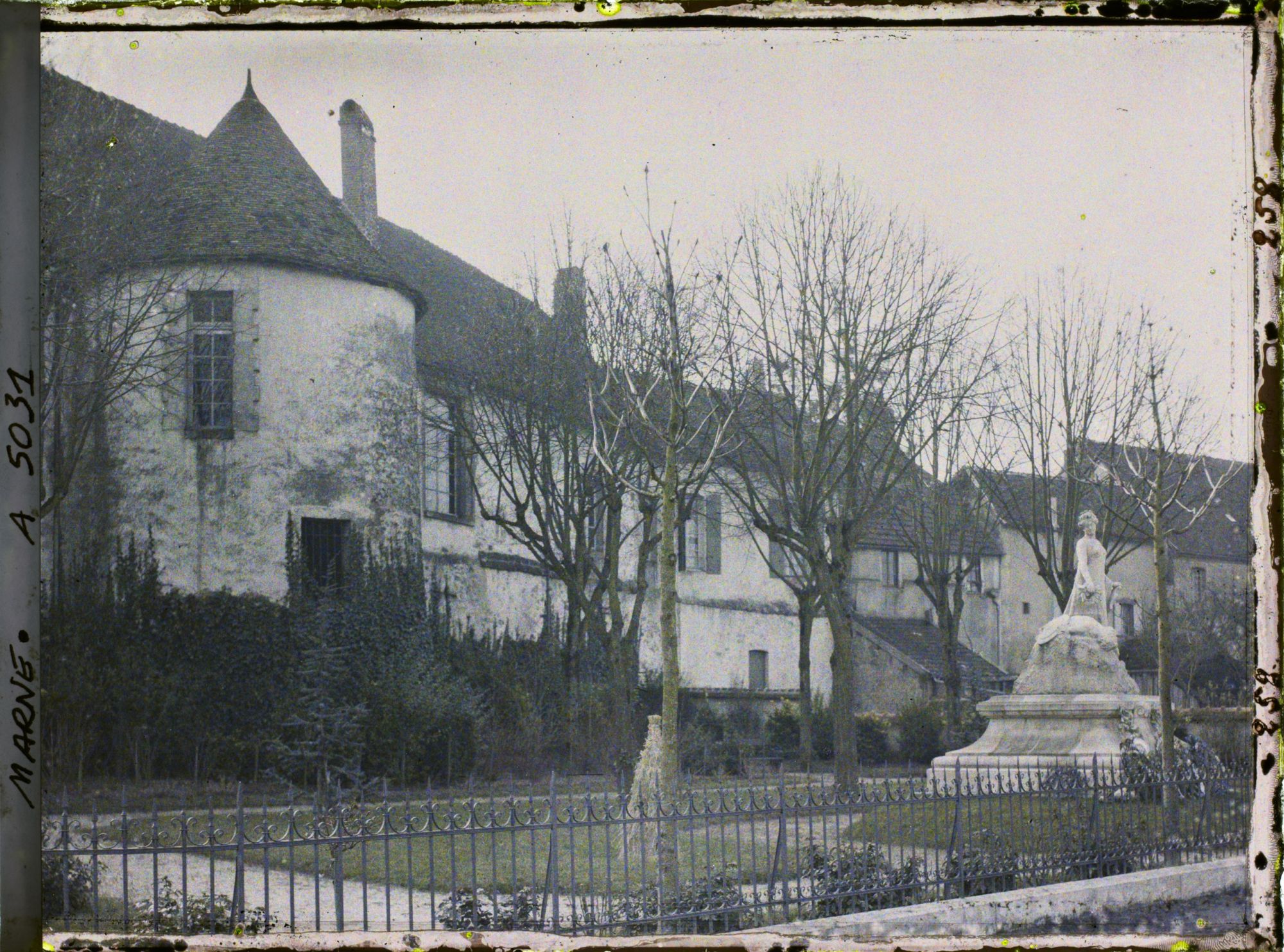 Image représentant La tour des ducs d'Orléans et le monument aux morts de la guerre de 1870