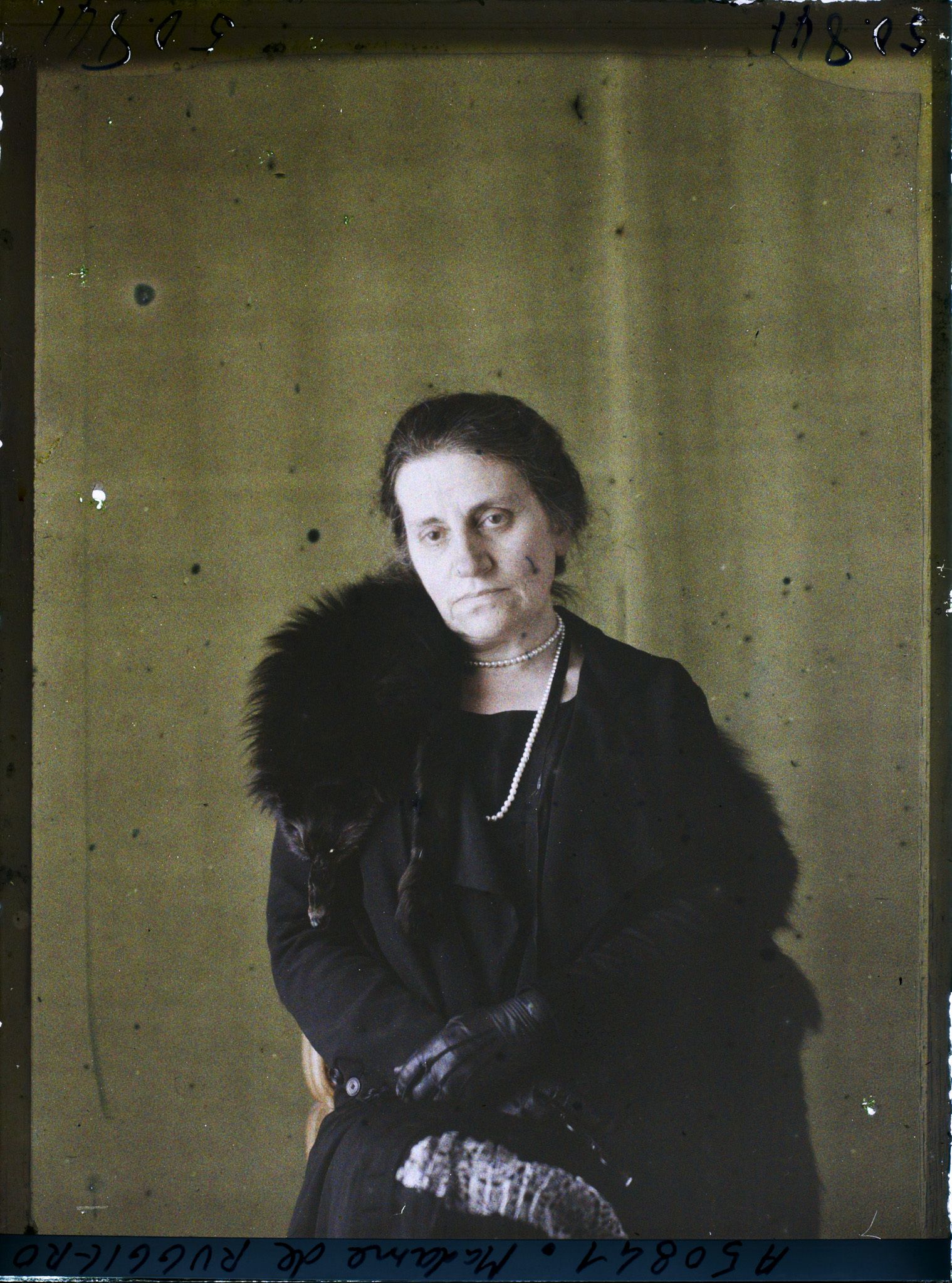 Image représentant https://musee-albert-kahn.s-museum.fr/home/NWQ2OTAwYzNmYjZlZTk1ZWQwODJmMjY4L2dlbmVyaWMtbm90aWNlLXRhYi9hdXRob3JpdHkvNjE3YTc5ZjVjZjhiODk2OGIzMzM3ZDIx/5d6900c3fb6ee95ed082f268/generic-notice-tab/authority/617a79ebcf8b8968b3337712 Madame de Ruggiero