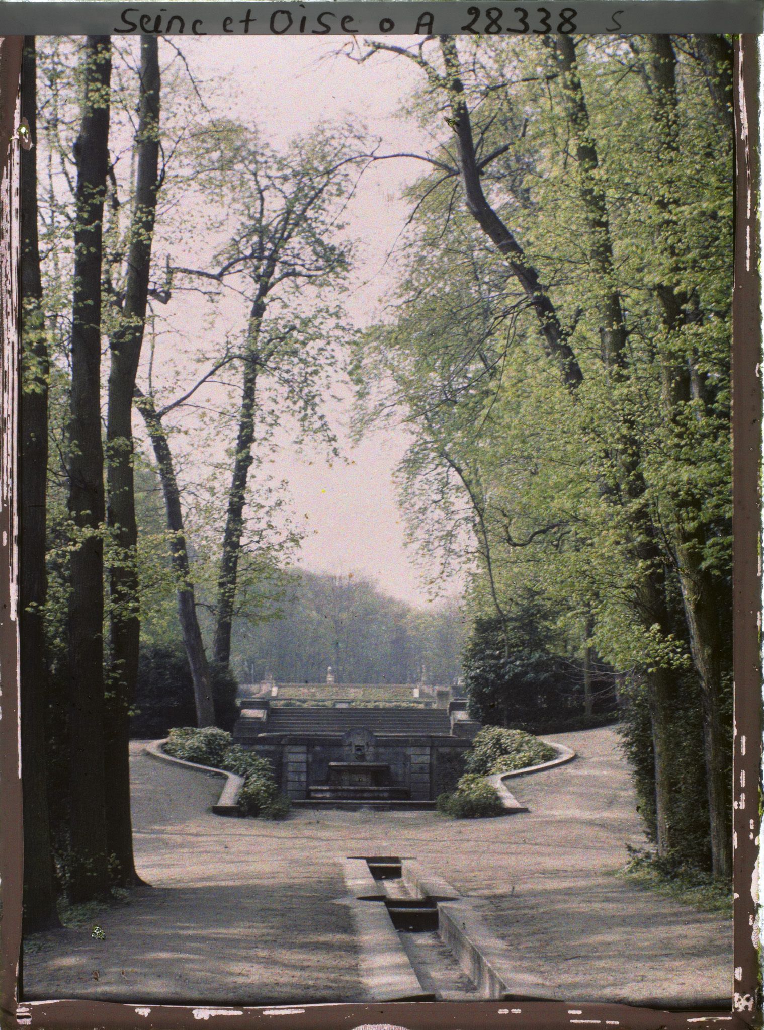 Image représentant Le bassin des Chiens et l'allée d'eau des Goulottes dans le petit parc