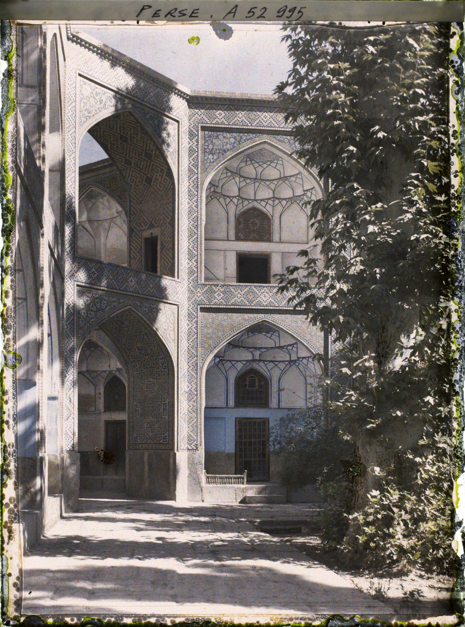 Image représentant La Madreseh Mader-i-Chah, école coranique dite "de la mère du Chah" (1714), loges de la cour