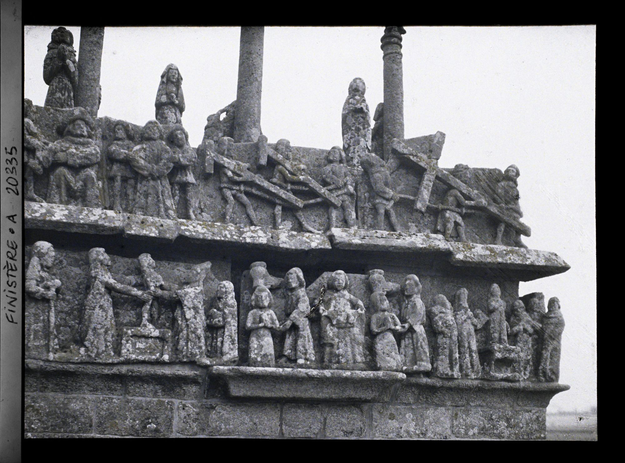 Image représentant Scènes de la Passion sculptées sur le socle du calvaire