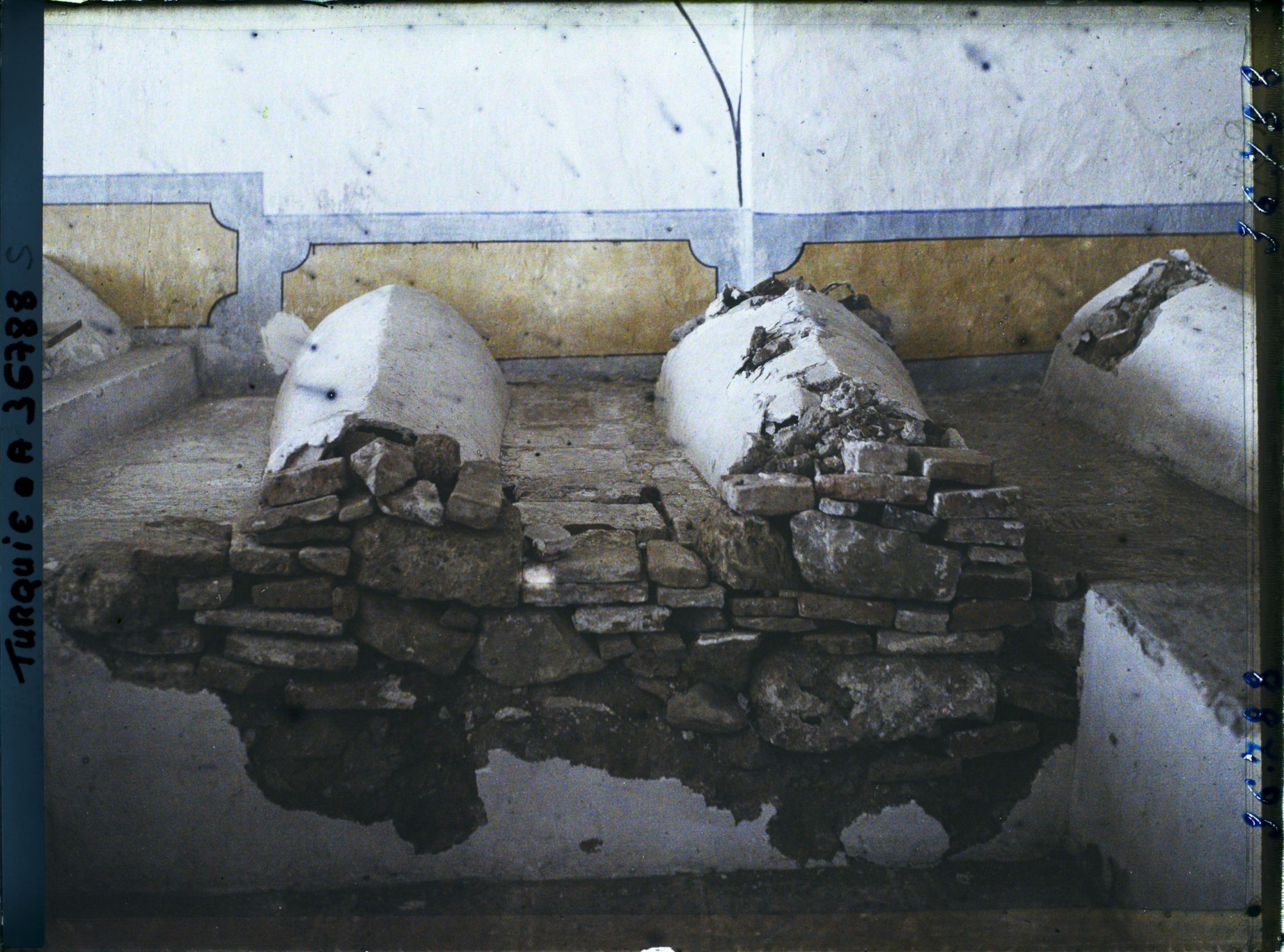 Image représentant Turquie, Biledjik, Tombe du Sultan Osman violée par les Grecs