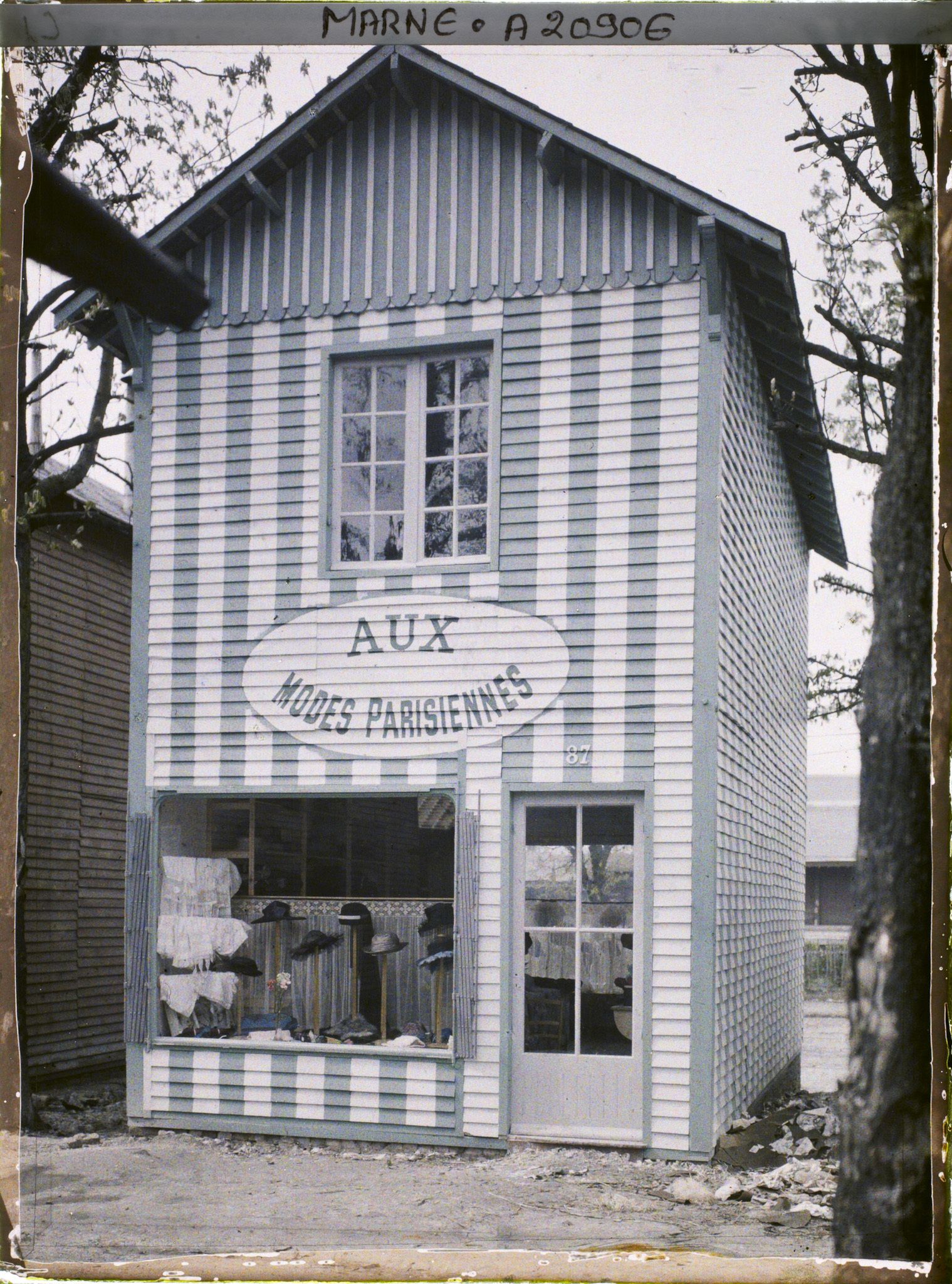 Image représentant France, Reims, Une modiste