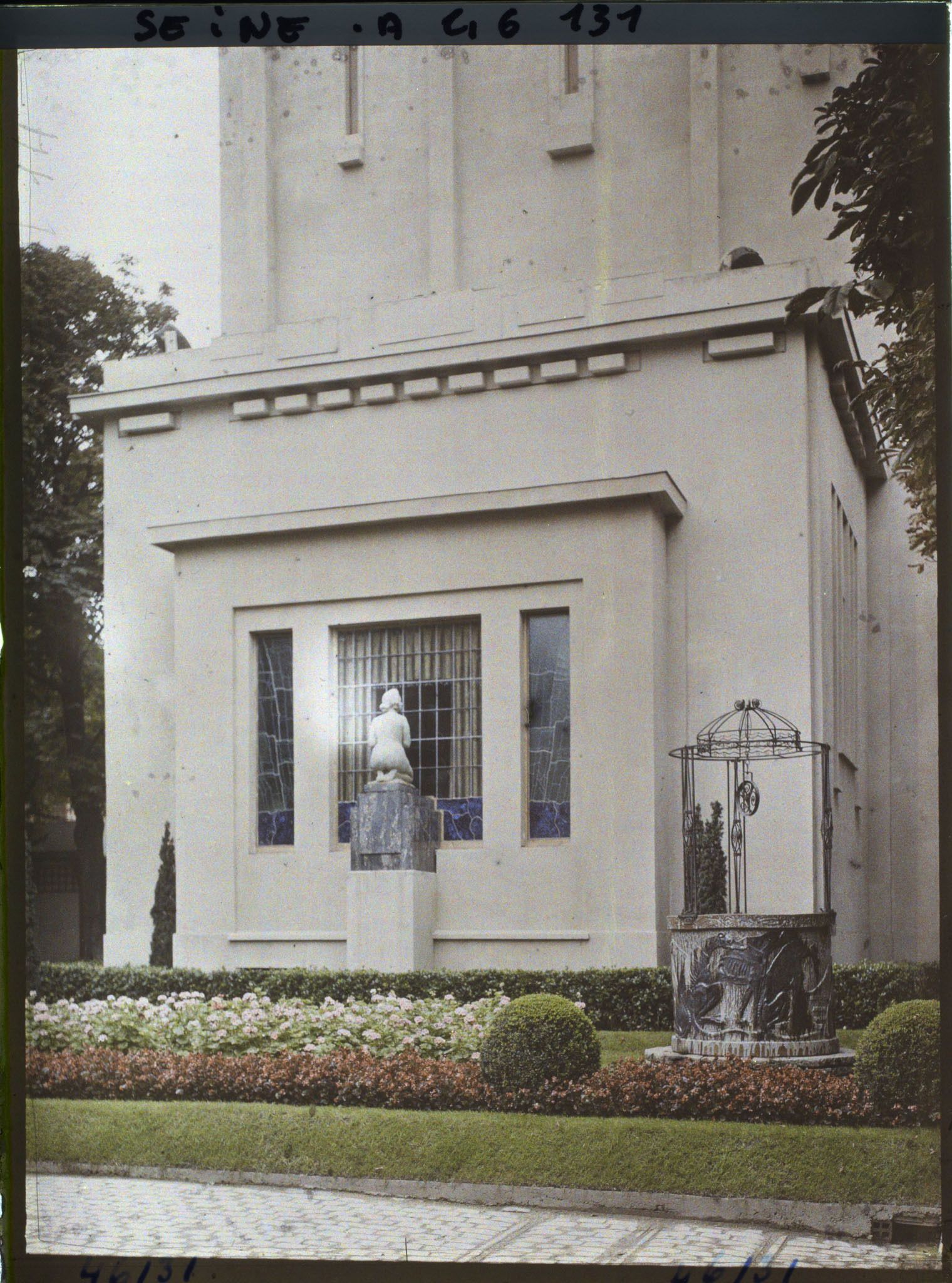 Image représentant L'Exposition des arts décoratifs, Jardin et puits du pavillon de la Belgique