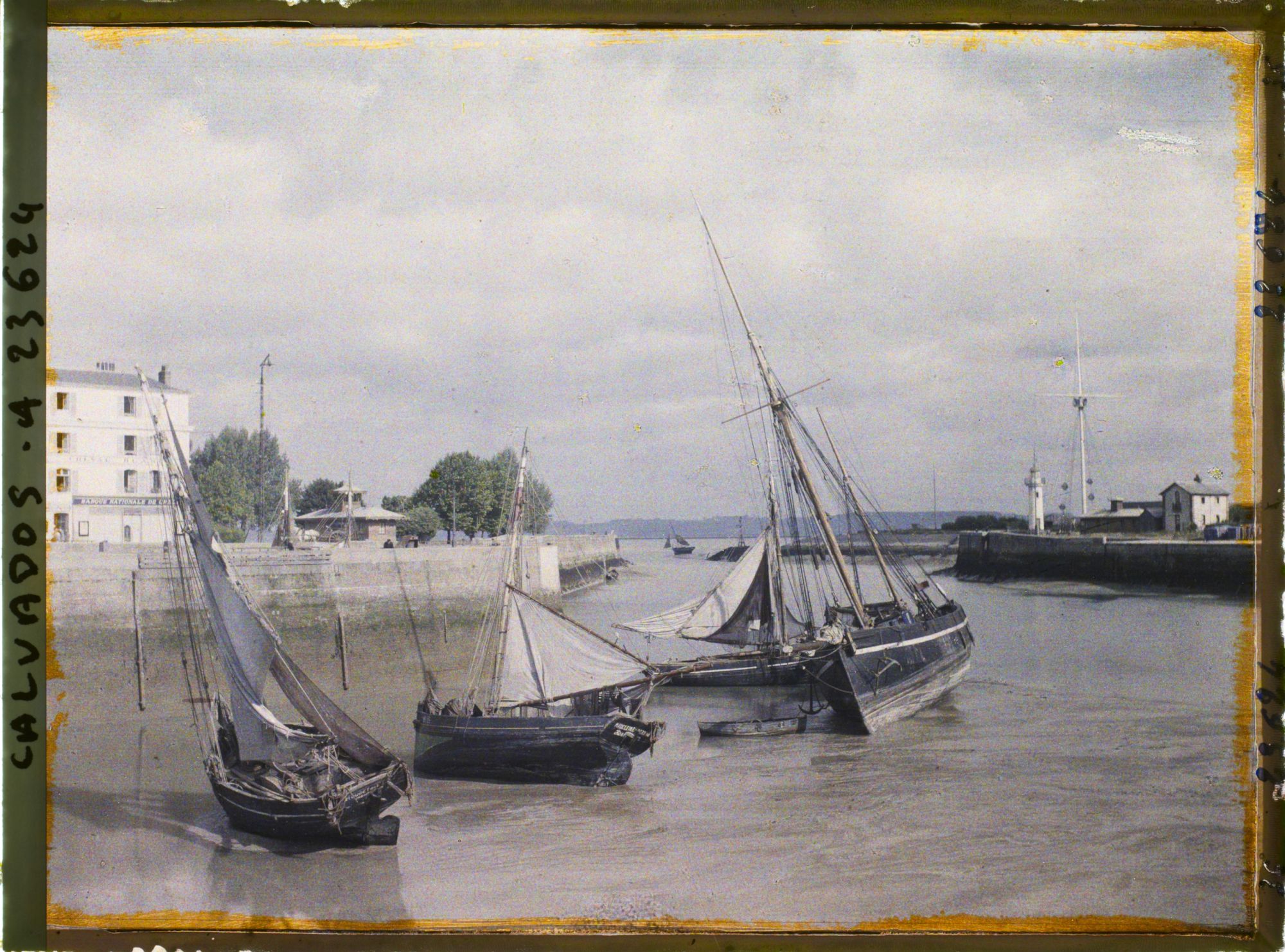 Image représentant La sortie du port vue à marée basse