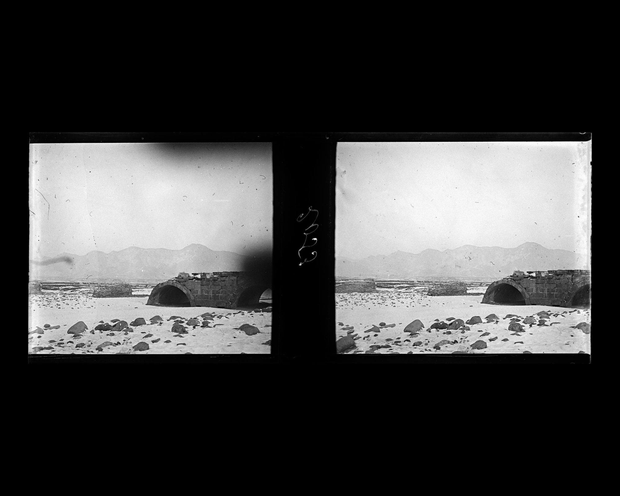 Image représentant Ming Shisanling ("Treize Tombeaux des Ming"). Shendao ("voie de l'Ame"). Les ruines du pont situé à 1,6 km au nord de Longfengmen ("porte du Dragon et du Phénix")