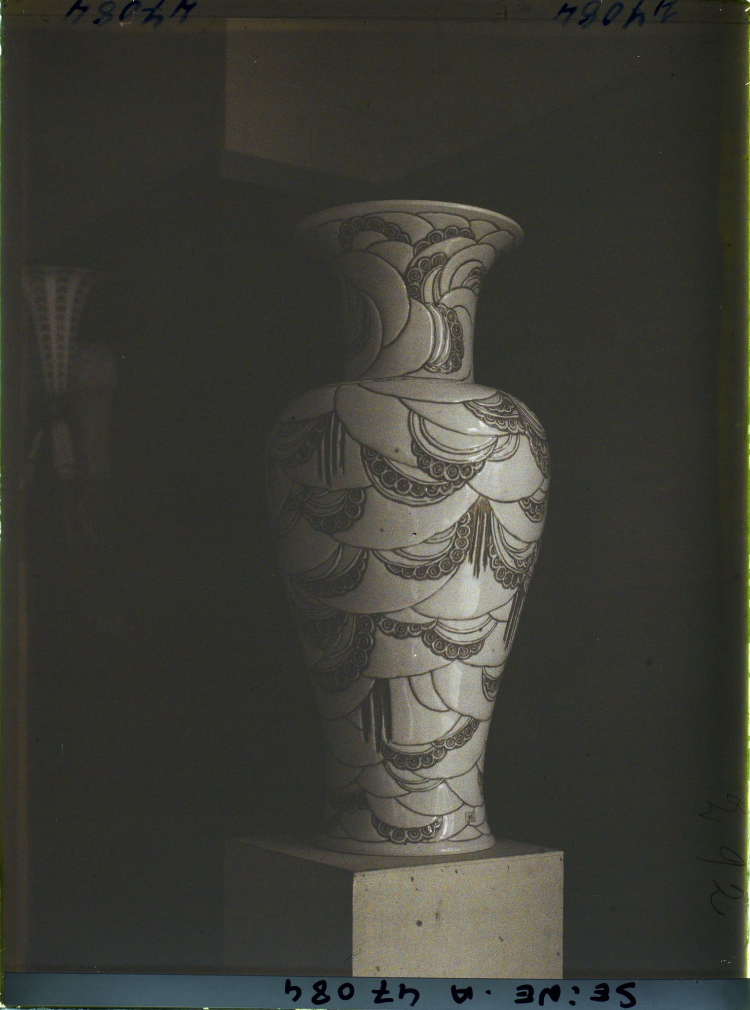 Image représentant L'Exposition des arts décoratifs, Manufacture Nationale de Sèvres, un vase