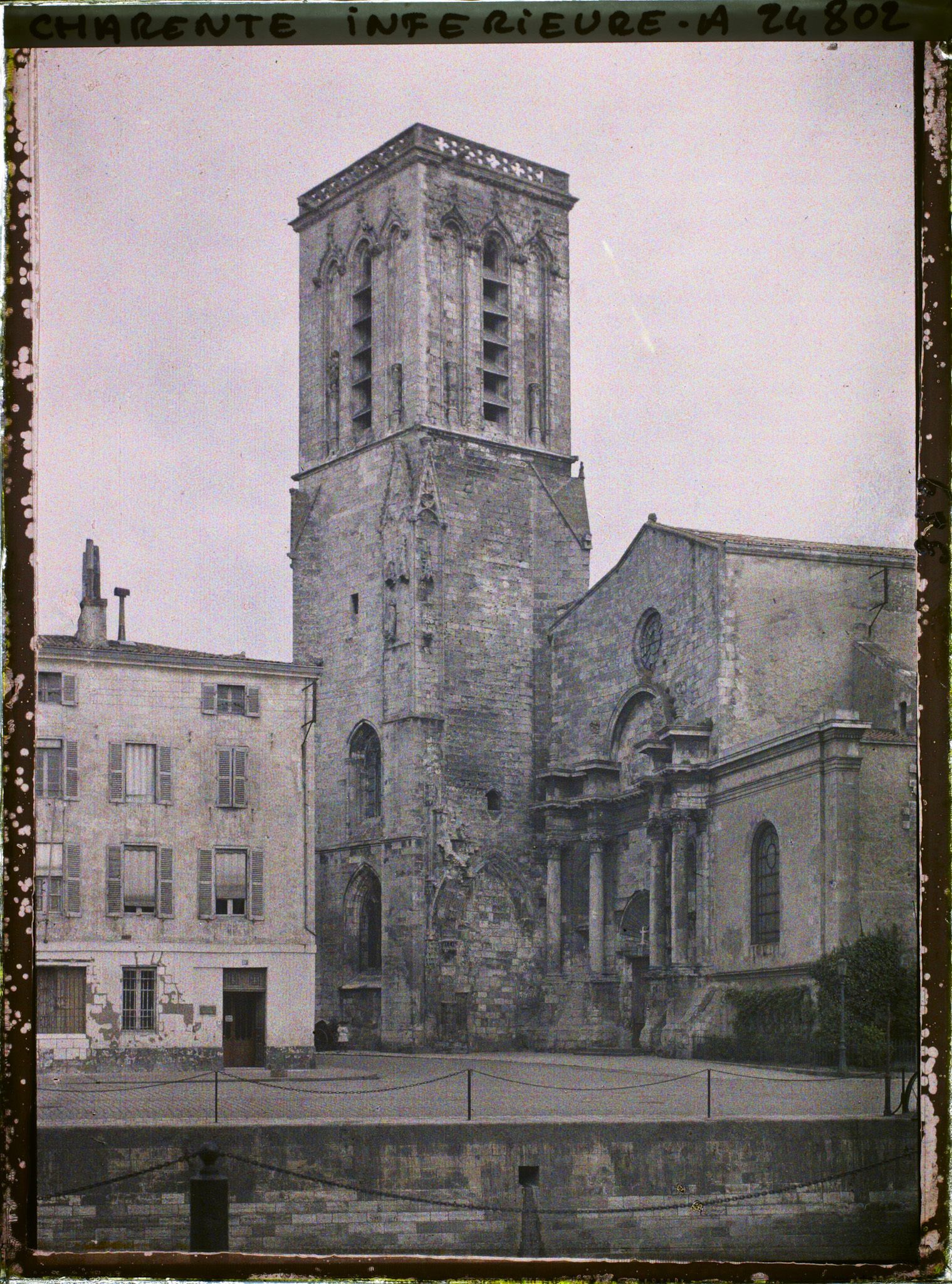 Image représentant L'église Saint-Sauveur, vue depuis le quai Louis Durand