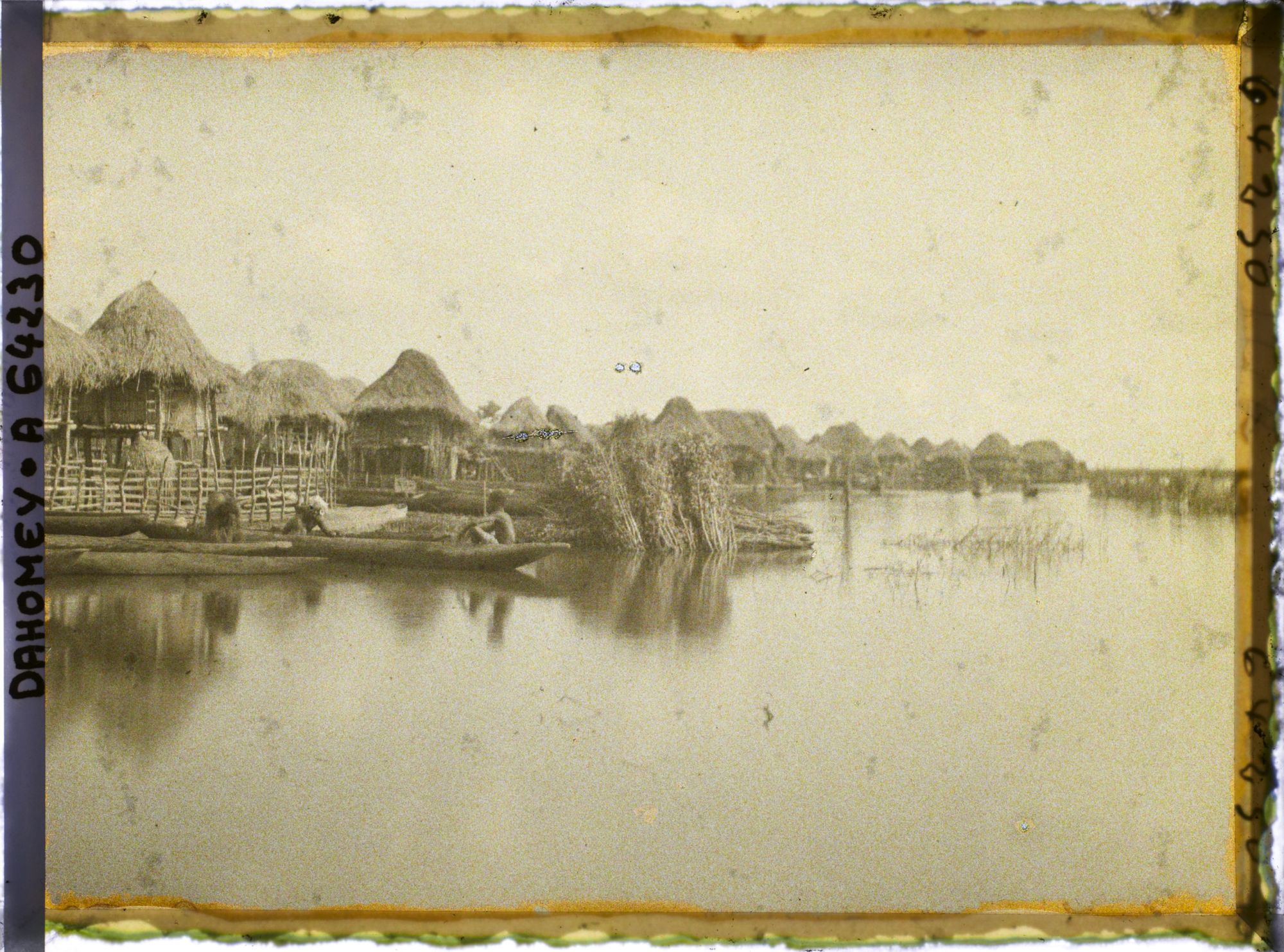 Image représentant Vue sur le village lacustre et la lagune