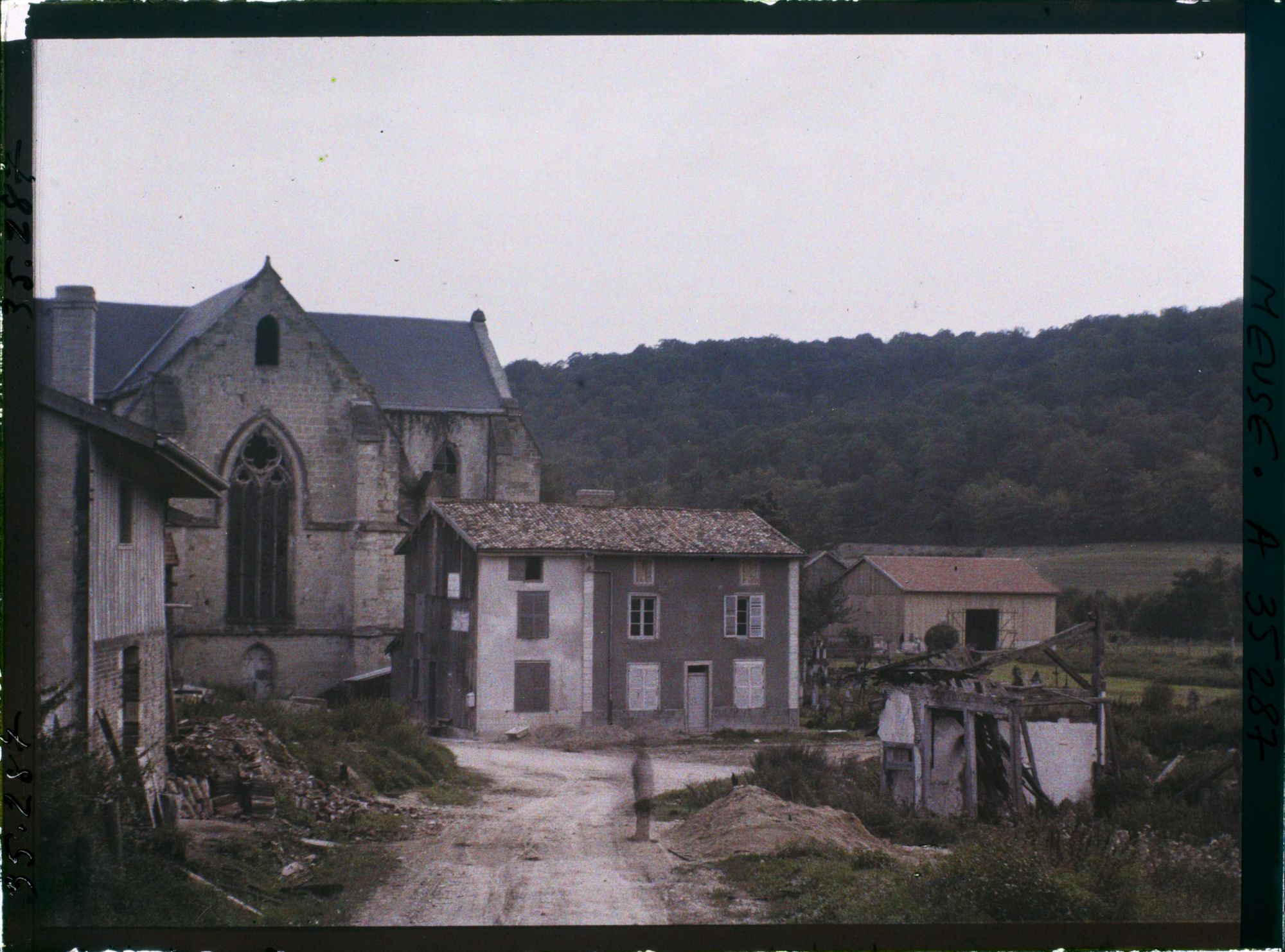 Image représentant France, La Chalade, Vue vers l'Eglise autre aspect