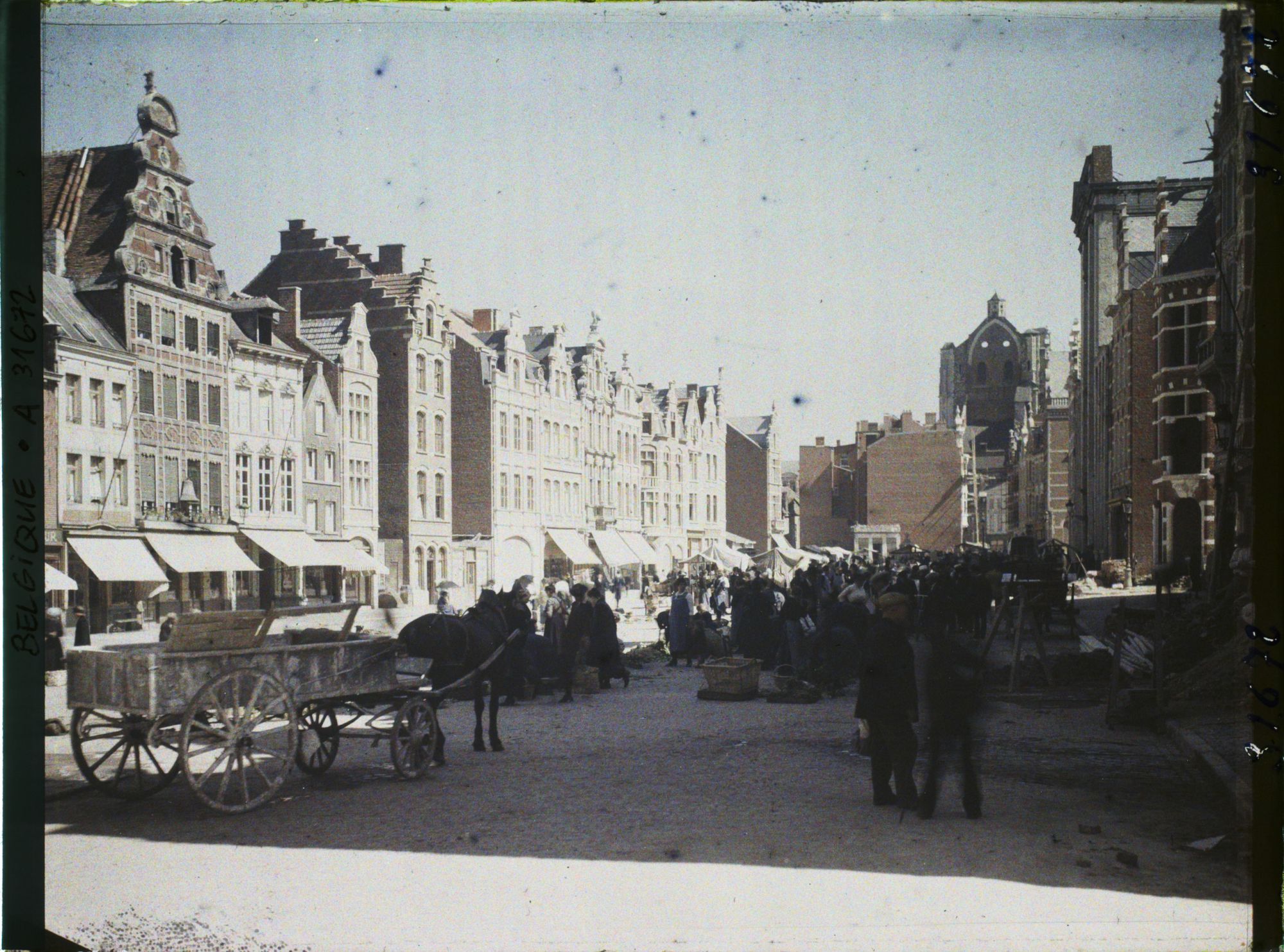 Image représentant Belgique, Louvain, Place du Marché un jour de marché