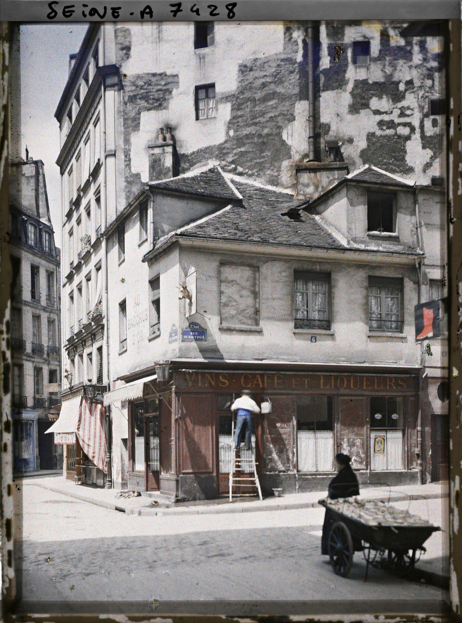Image représentant La rue du Haut-Pavé à l'angle de la rue de la Bûcherie