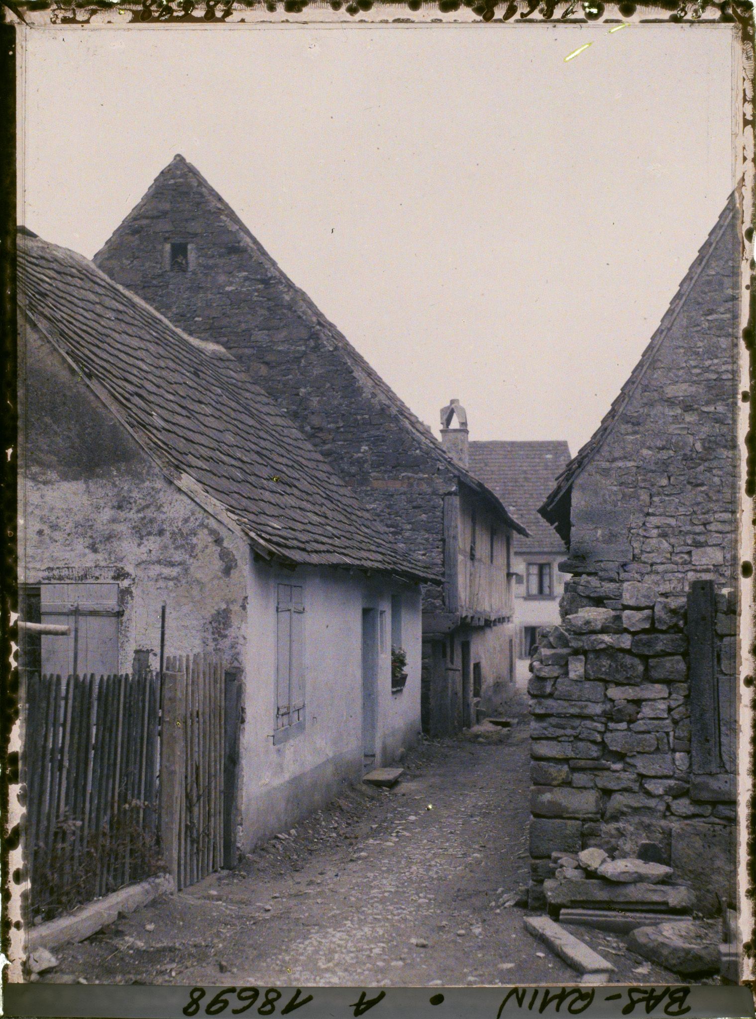 Image représentant France, Marmoutier, La petite Maison où est né le Sergent Hoff (la mon à g. peinte en blanc et bleu)