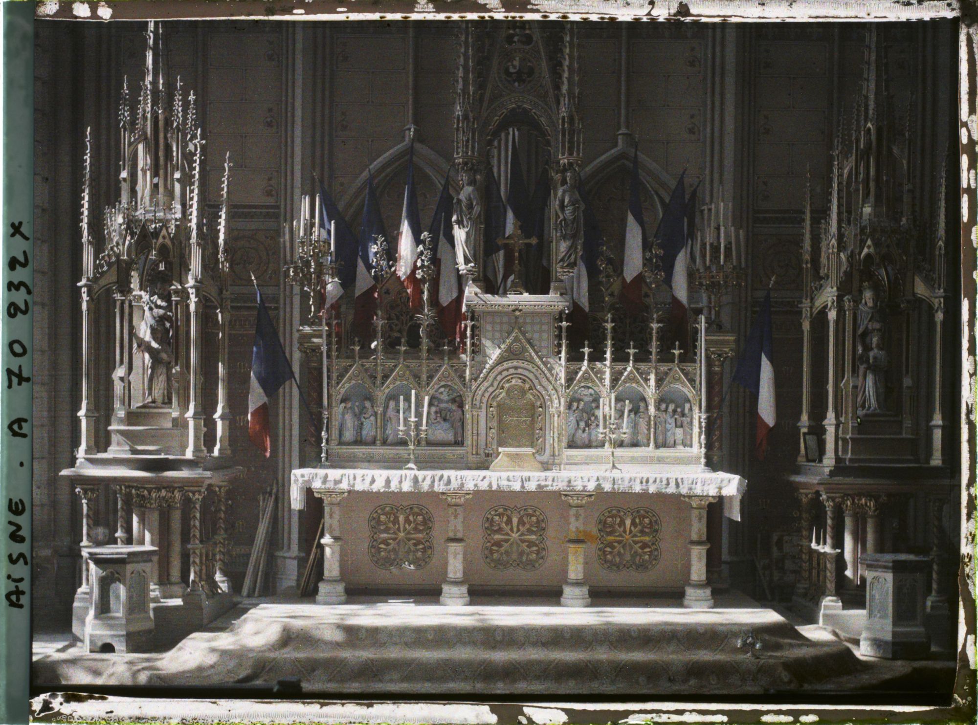 Image représentant Autel de la chapelle du rosaire décoré de drapeaux français