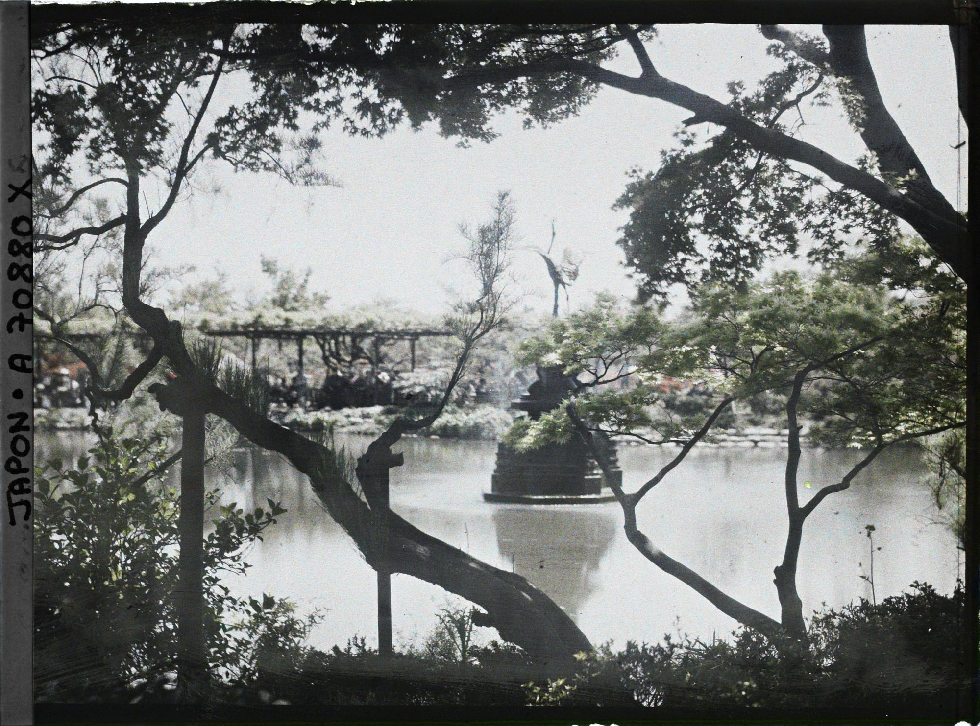 Image représentant Hibiya-koen (parc de Hibiya) : l'étang Shinkei et sa statue de grue