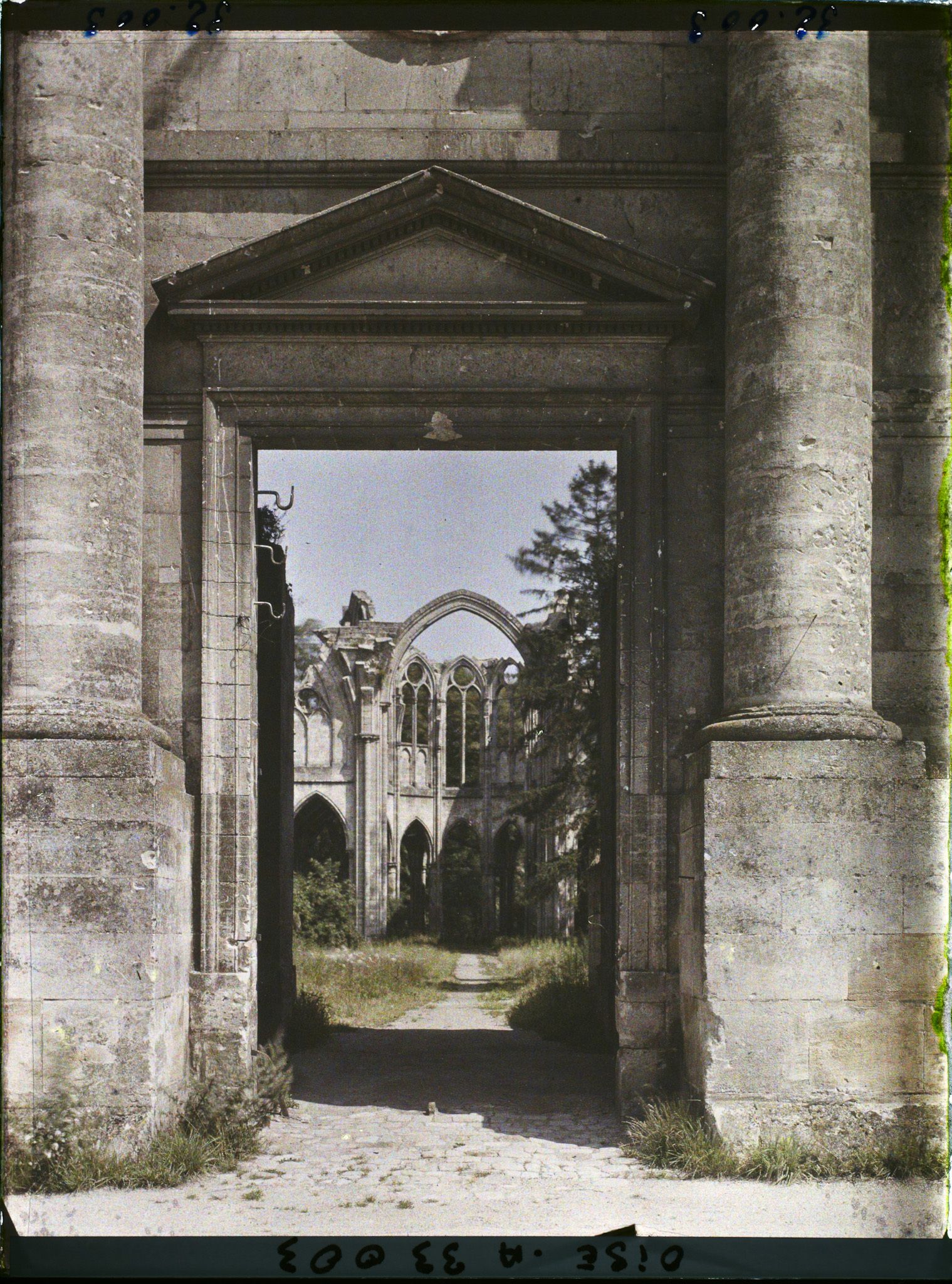 Image représentant France, Ourscamp, Ruines de l'Abbaye d'Ourscamps :  la façade Louis XIV et dans le fond, Ch?ur de l'Abbaye