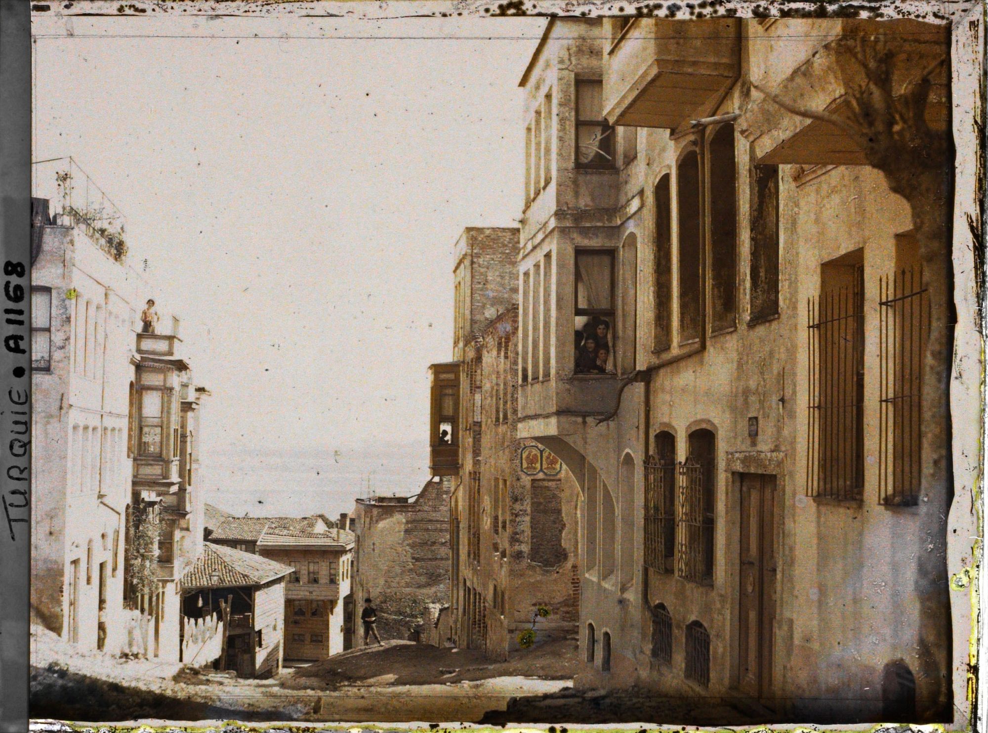 Image représentant Rue en pente bordée de petits immeubles de pierre