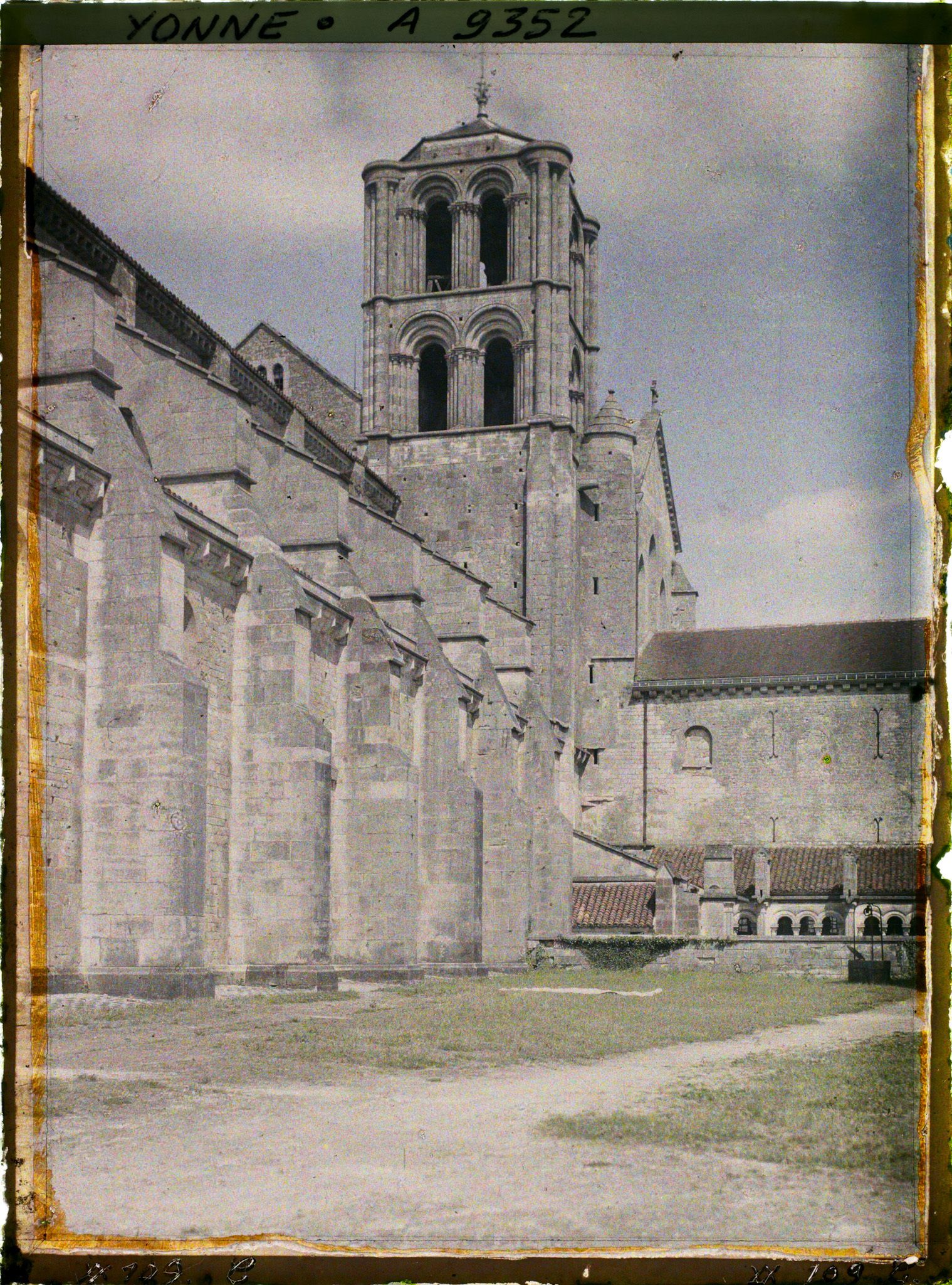 Image représentant France, Vézelay, La façade latérale de la Madeleine et une partie du Cloître