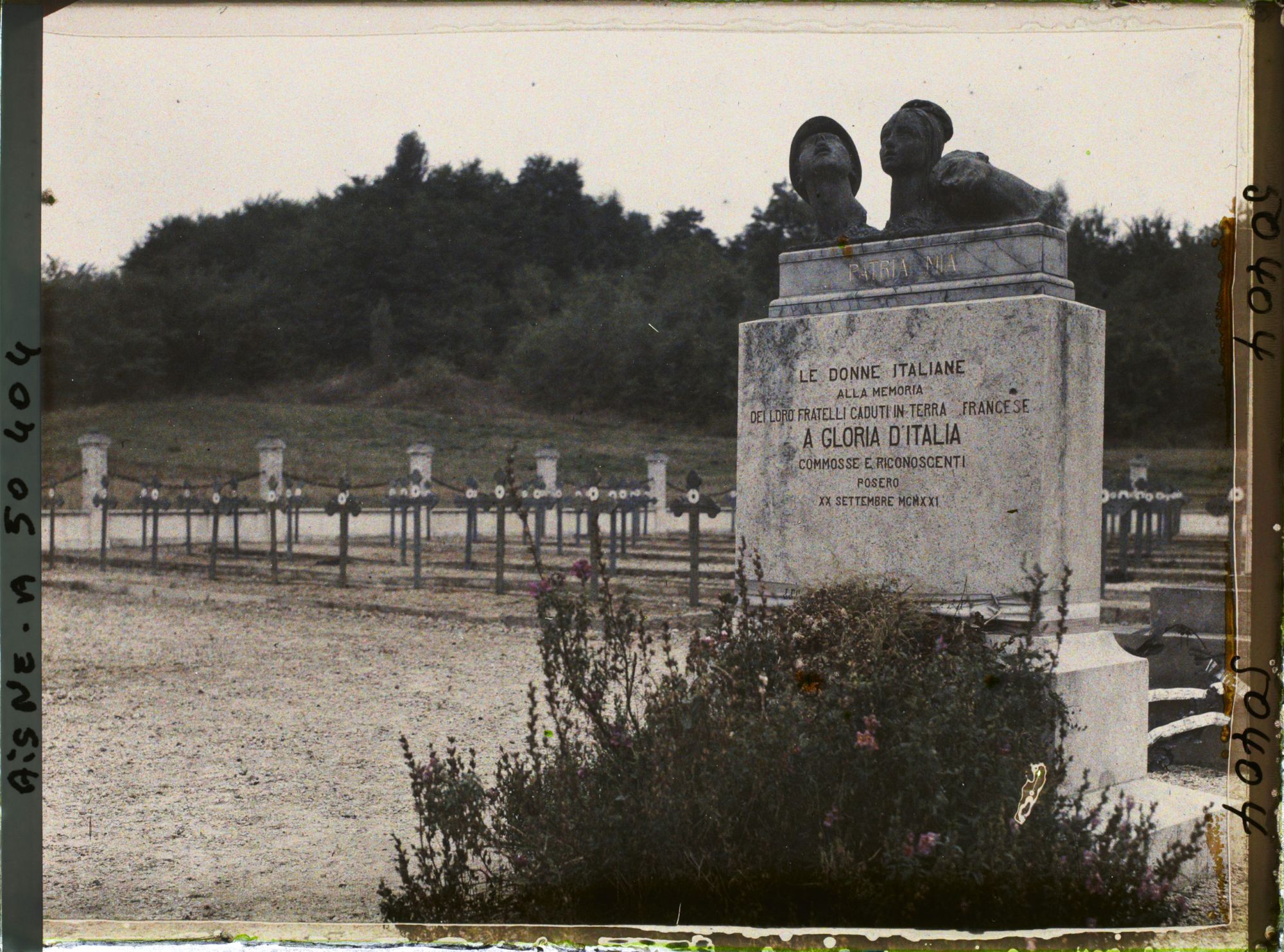 Image représentant France, Soupir, Le Cimetière Italien  Le mt aux morts