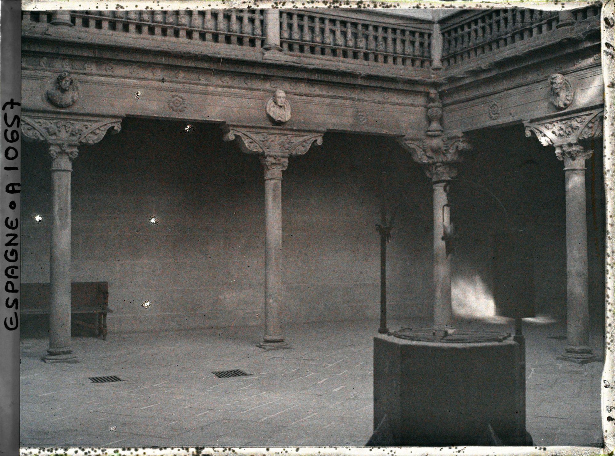 Image représentant Espagne, Ségovie, Patio du Marquis del Arco avec le puits (seizième siècle)