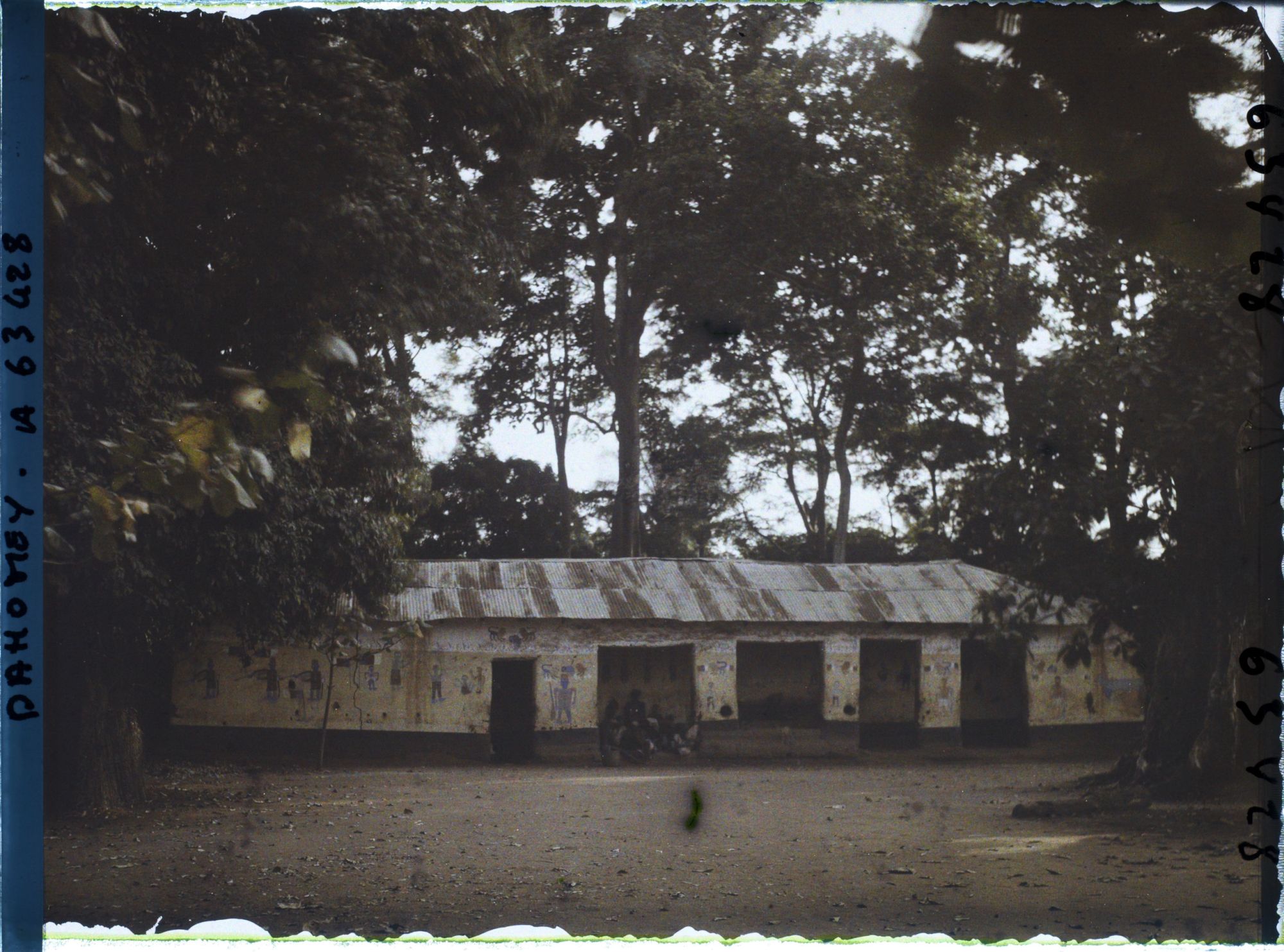 Image représentant Case du fétiche Homgbo (?) adossée à l'enclos sacré