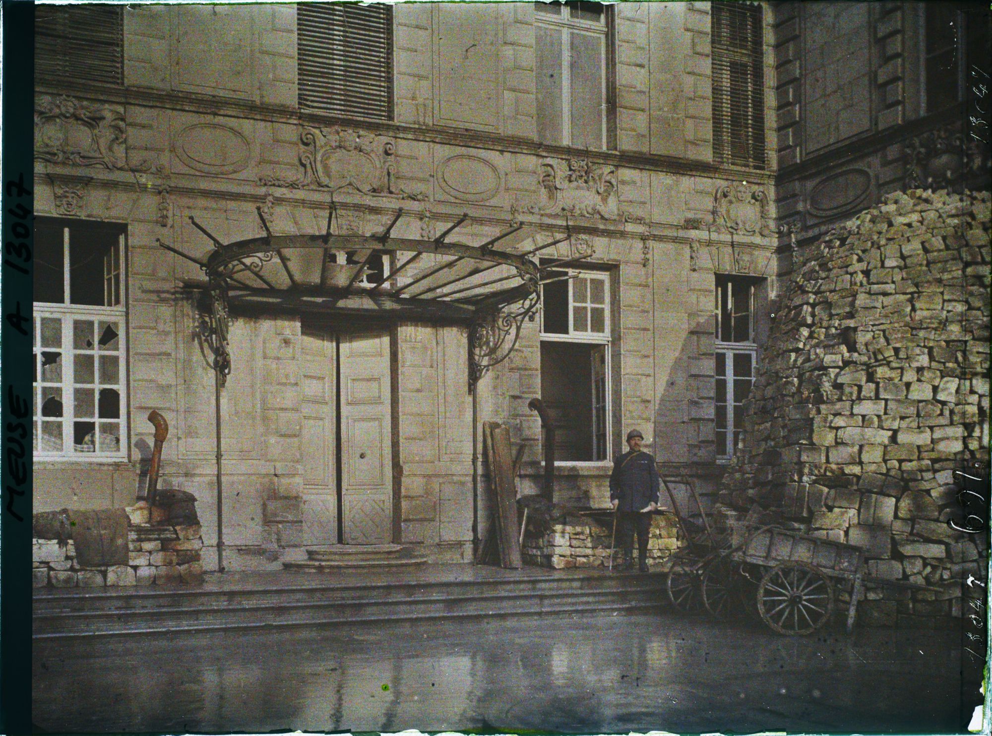 Image représentant France, Verdun, Cour de l'Hôtel de Ville, Cap. des Pompiers
