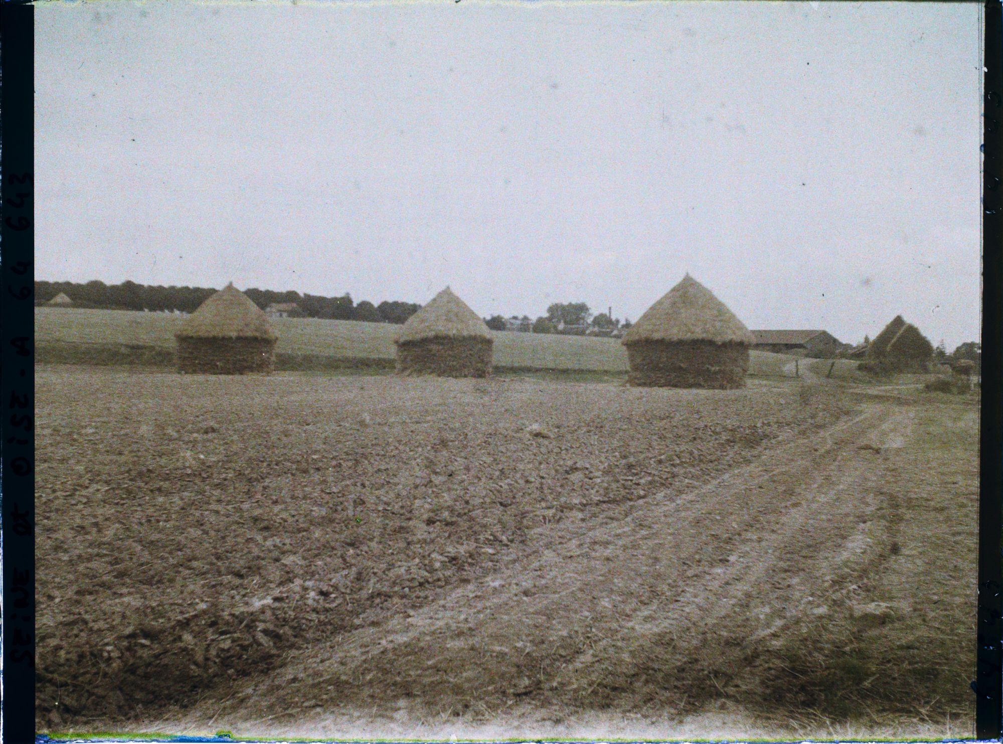 Image représentant Ile de France, Bouffémont, Meules de blé sur Champ