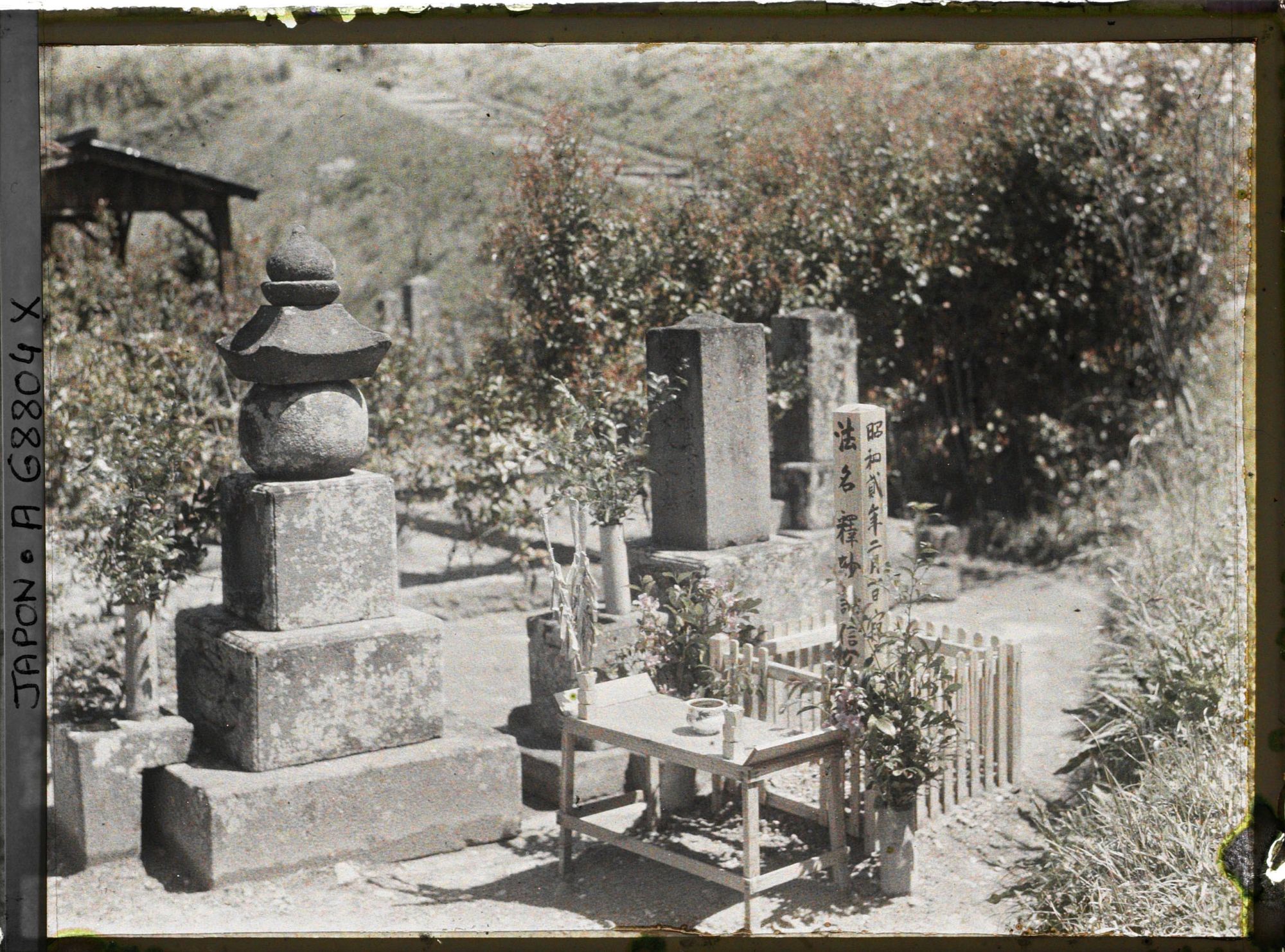 Image représentant Le cimetière (peut-être celui du quartier Kagoshimasômuta) près de la colline Shiroyama : un gorintô (à gauche)