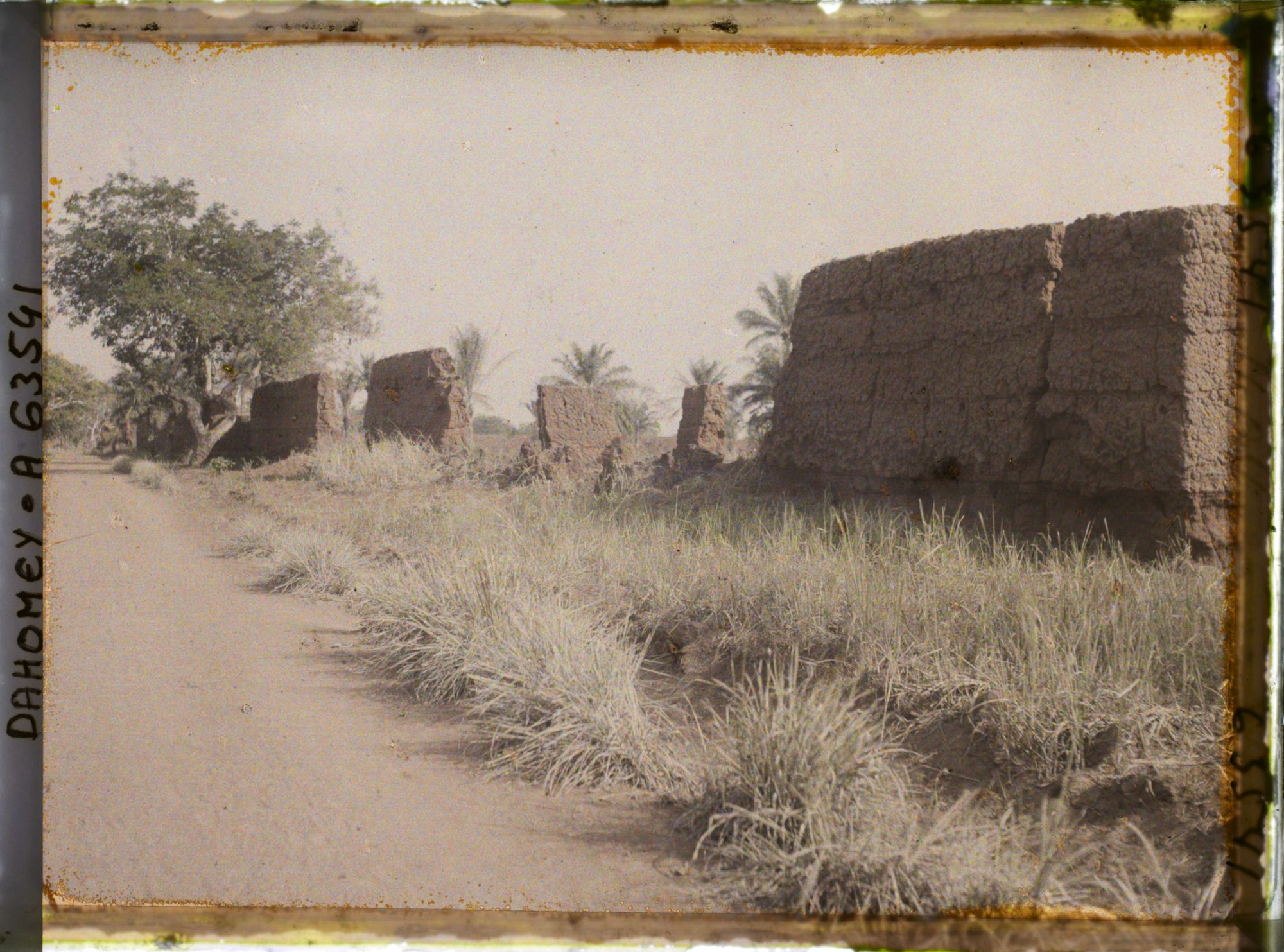 Image représentant Mur d'enceinte du palais privé (tata) de  null Guézo