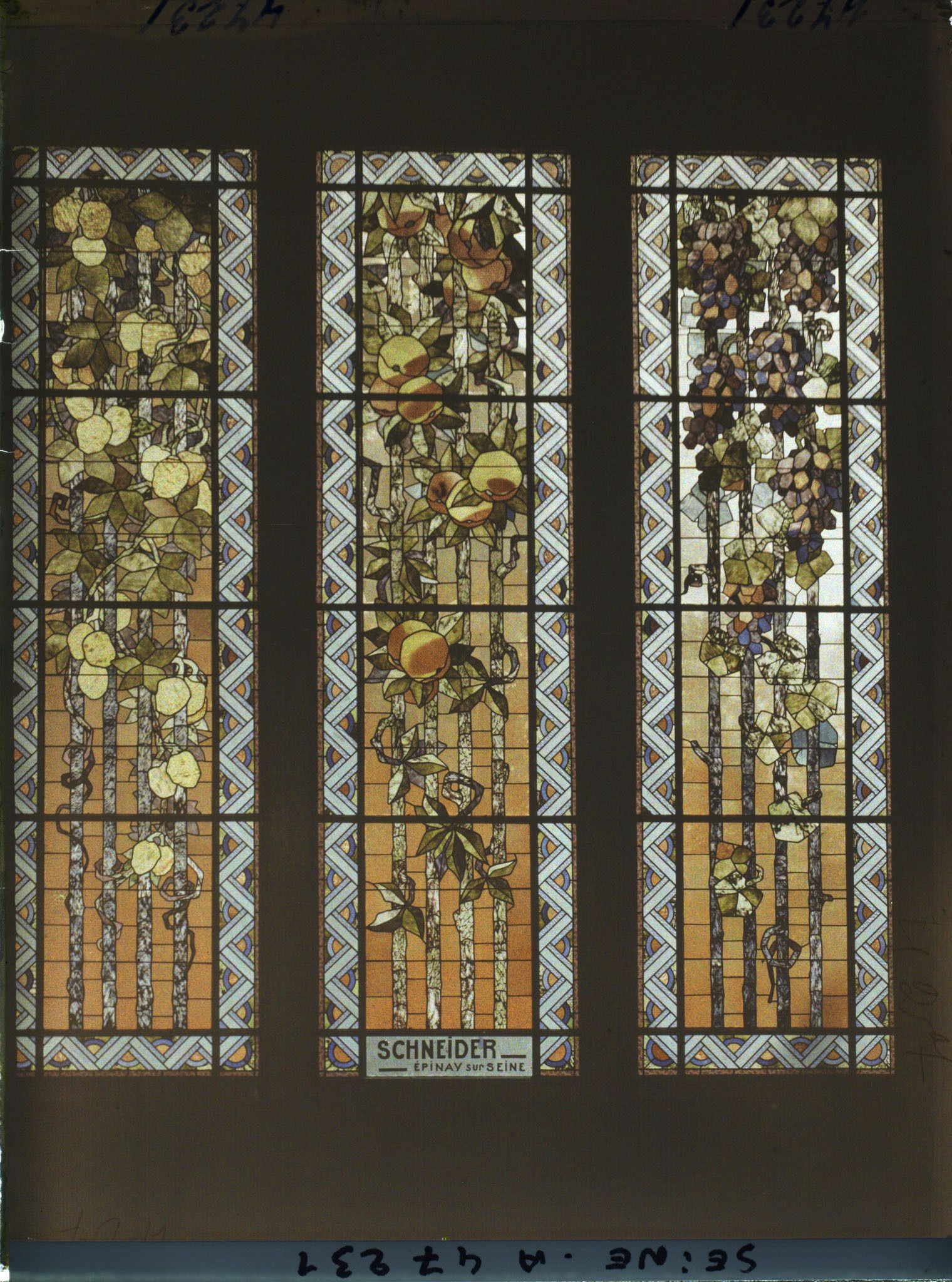 Image représentant L'Exposition des arts décoratifs, Pavillon du Vitrail, L. Woog, vitraux de Schneider