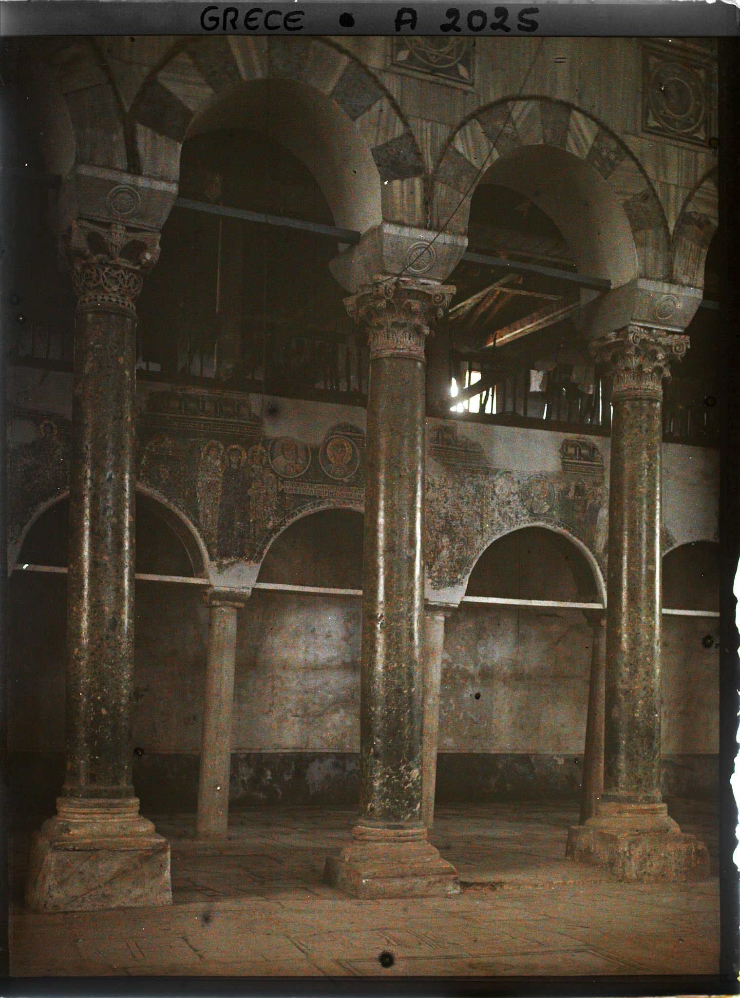 Image représentant Dans l'église Saint-Dimitri, les colonnes, les chapiteaux, et les fresques de la nef gauche