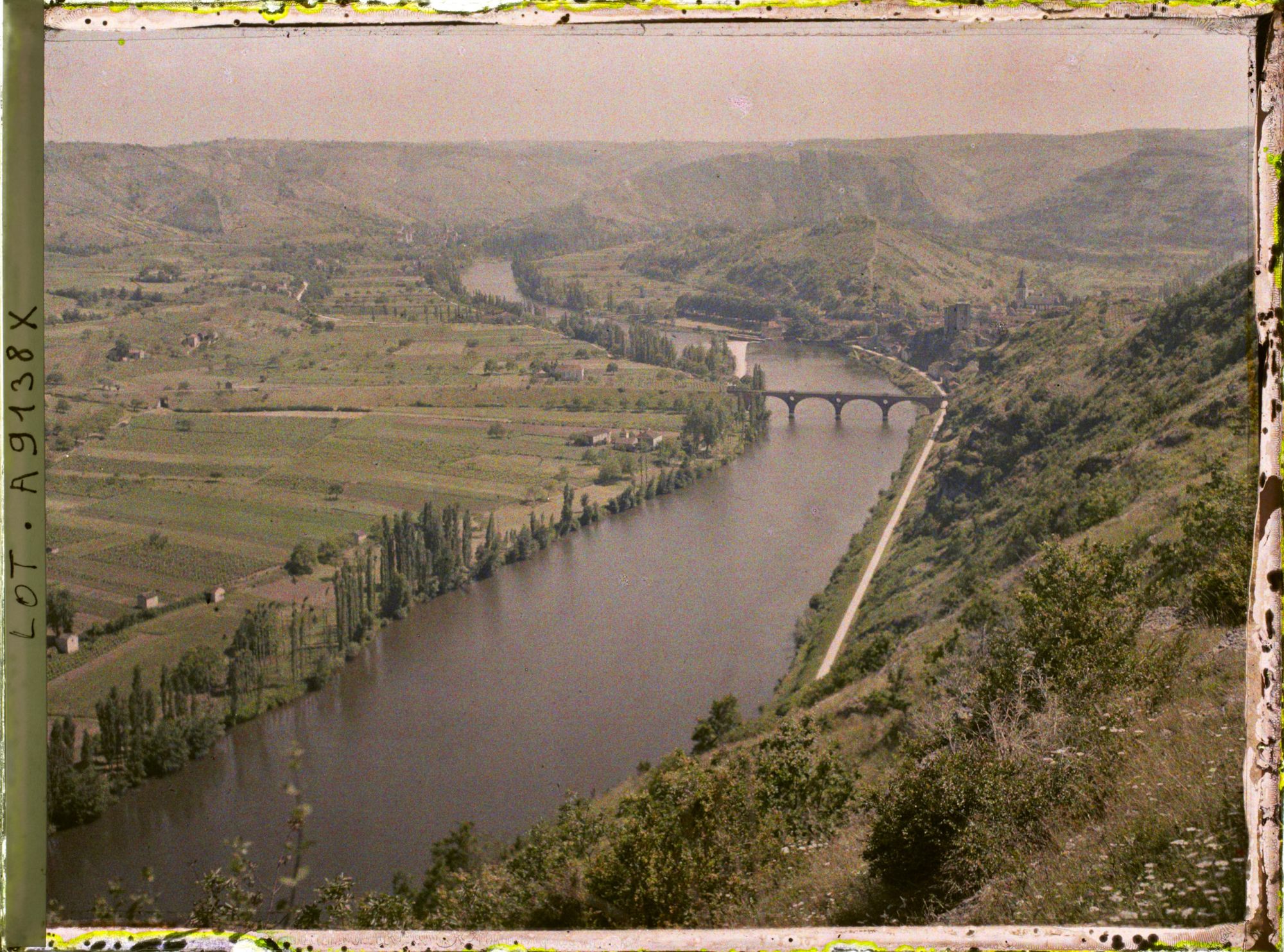 Image représentant France, Luzech, Luzech vu de loin le pont rouge l'ensemble de la Pistoule et le grand angle méandre de Luzech