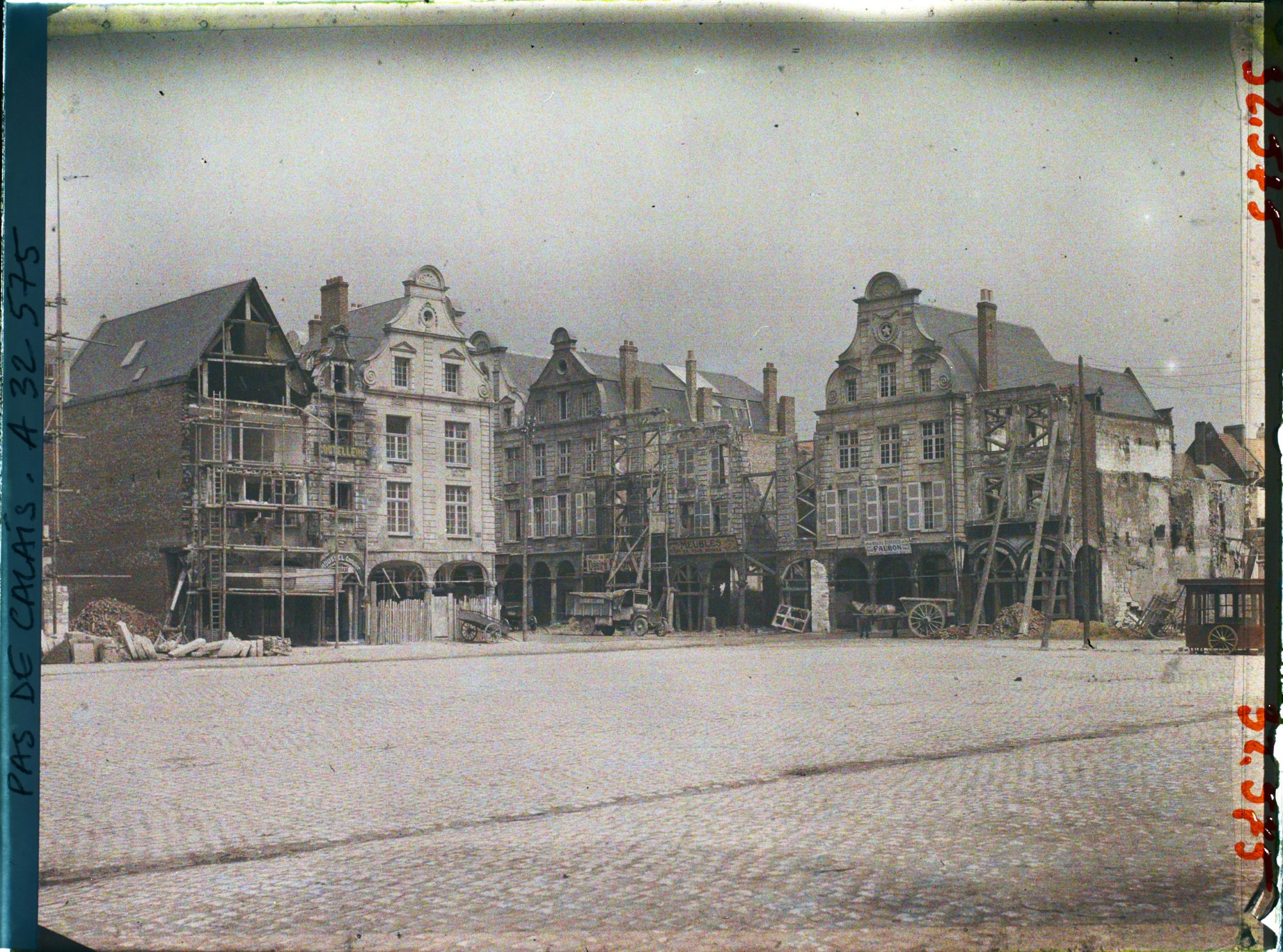 Image représentant France, Arras, La Petite Place, vers la rue de la Taillerie