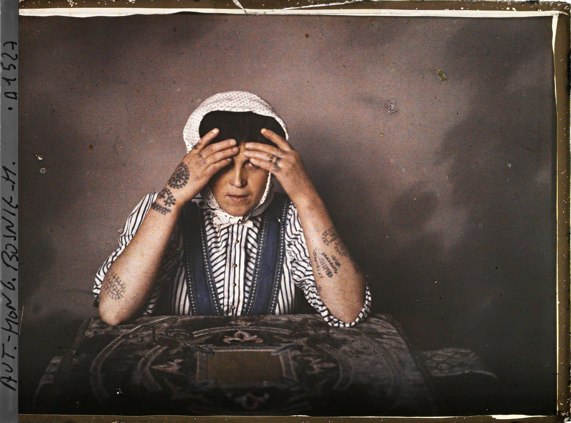 Image représentant Tatouage des bras de la femme catholique