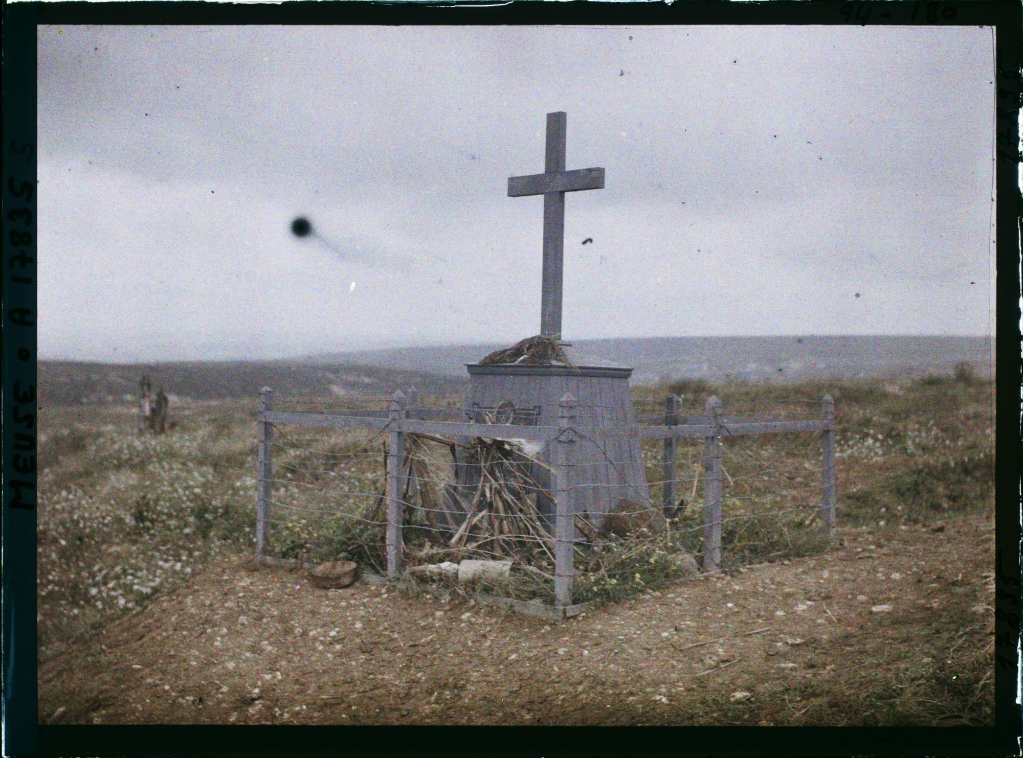 Image représentant France, Fort de Douaumont, Monument élevé aux soldats morts au 137e d'infanterie à la fameuse "tranchée des fusils"