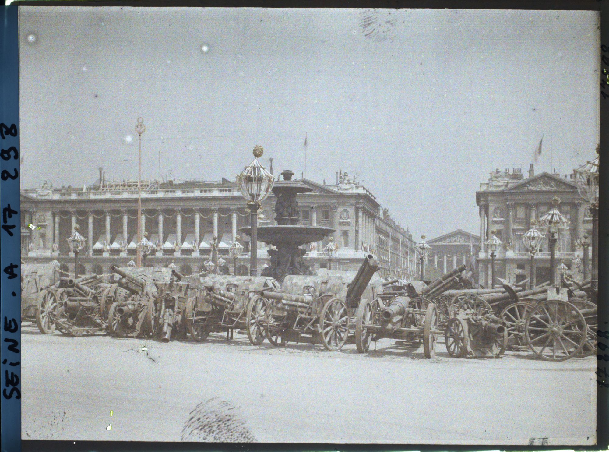 Image représentant Canons et décorations place de la Concorde pour les fêtes de la Victoire des 13 et 14 juillet