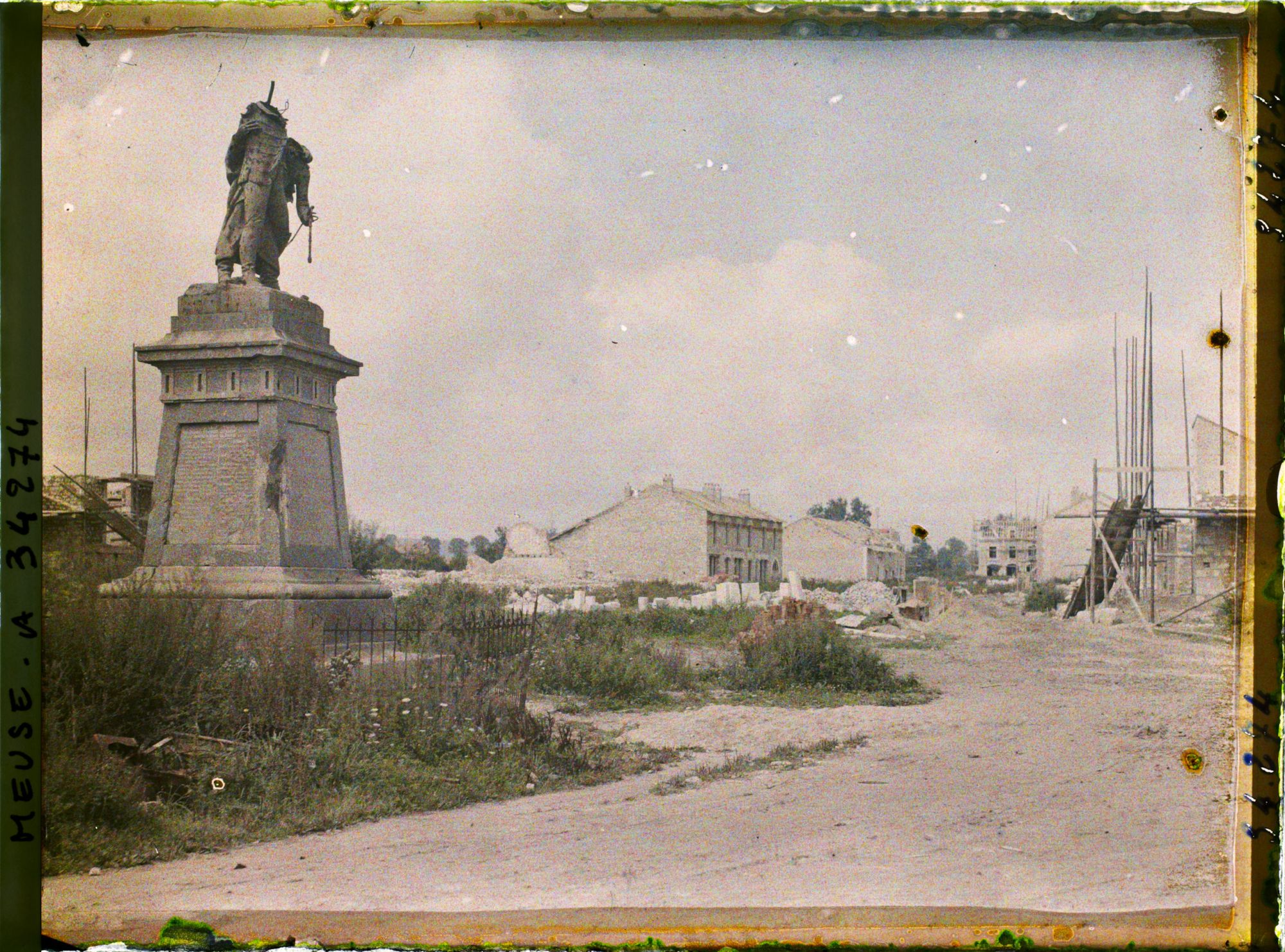 Image représentant France, Fresnes en Woëvre, Statue du Général Margueritte et reconstructions