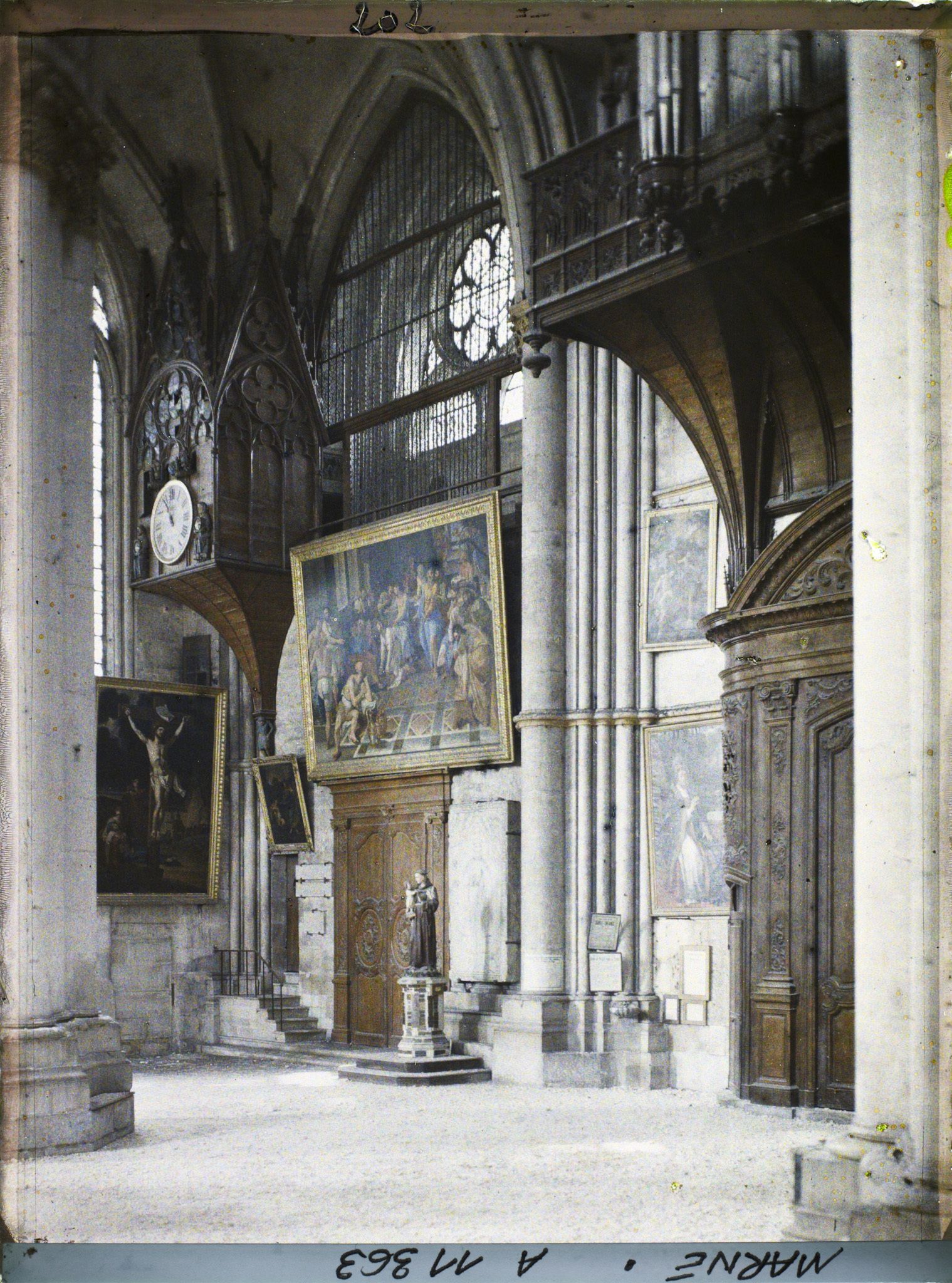 Image représentant L'horloge et une partie de l'orgue de la cathédrale (transept gauche)