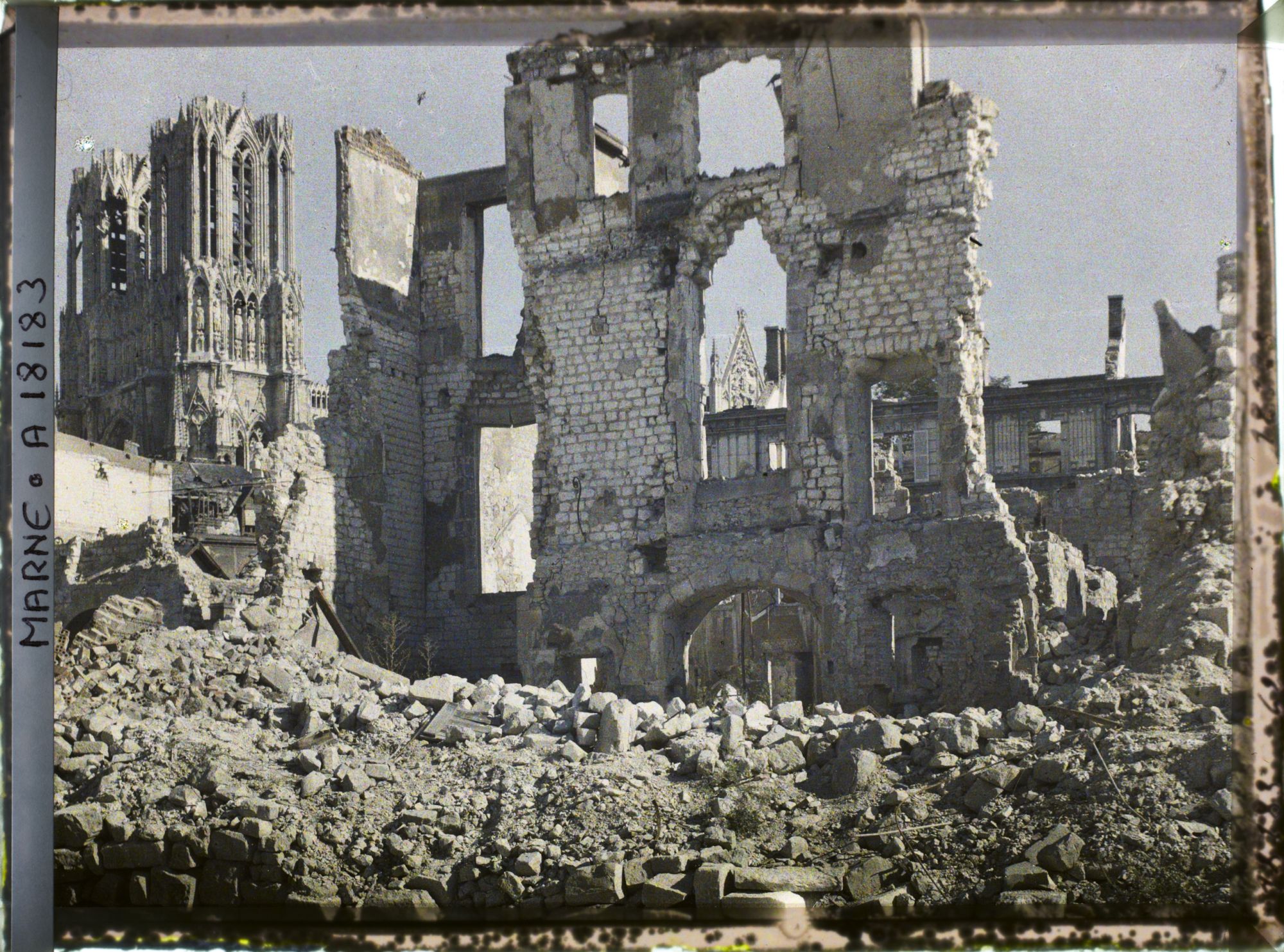 Image représentant France, Reims, Cathédrale, prise du Coin de la rue Hingmar