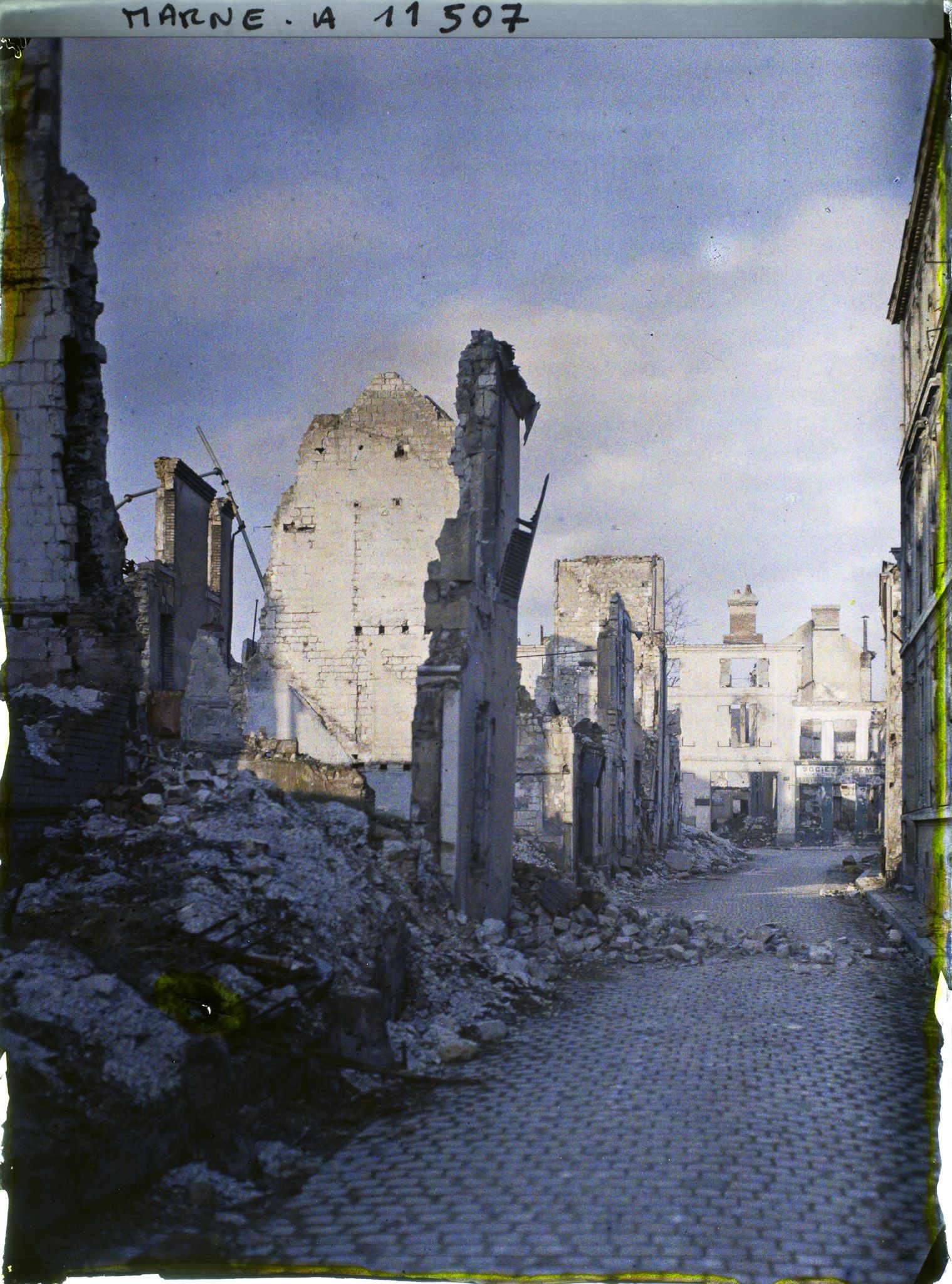 Image représentant Ruines, rue de l'Isle au coucher du soleil