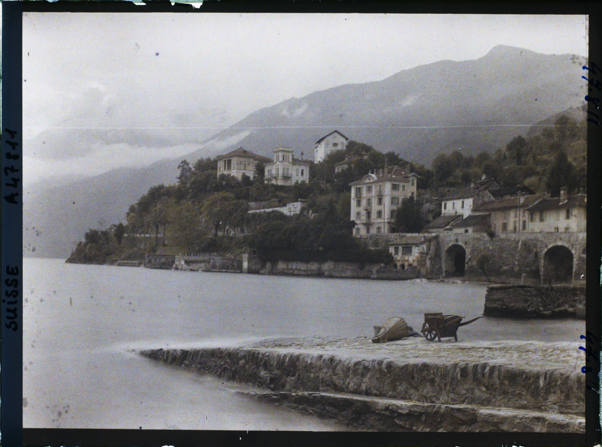 Image représentant Le débarcadère d'Ascona devant l'albergo (auberge) Elvezia