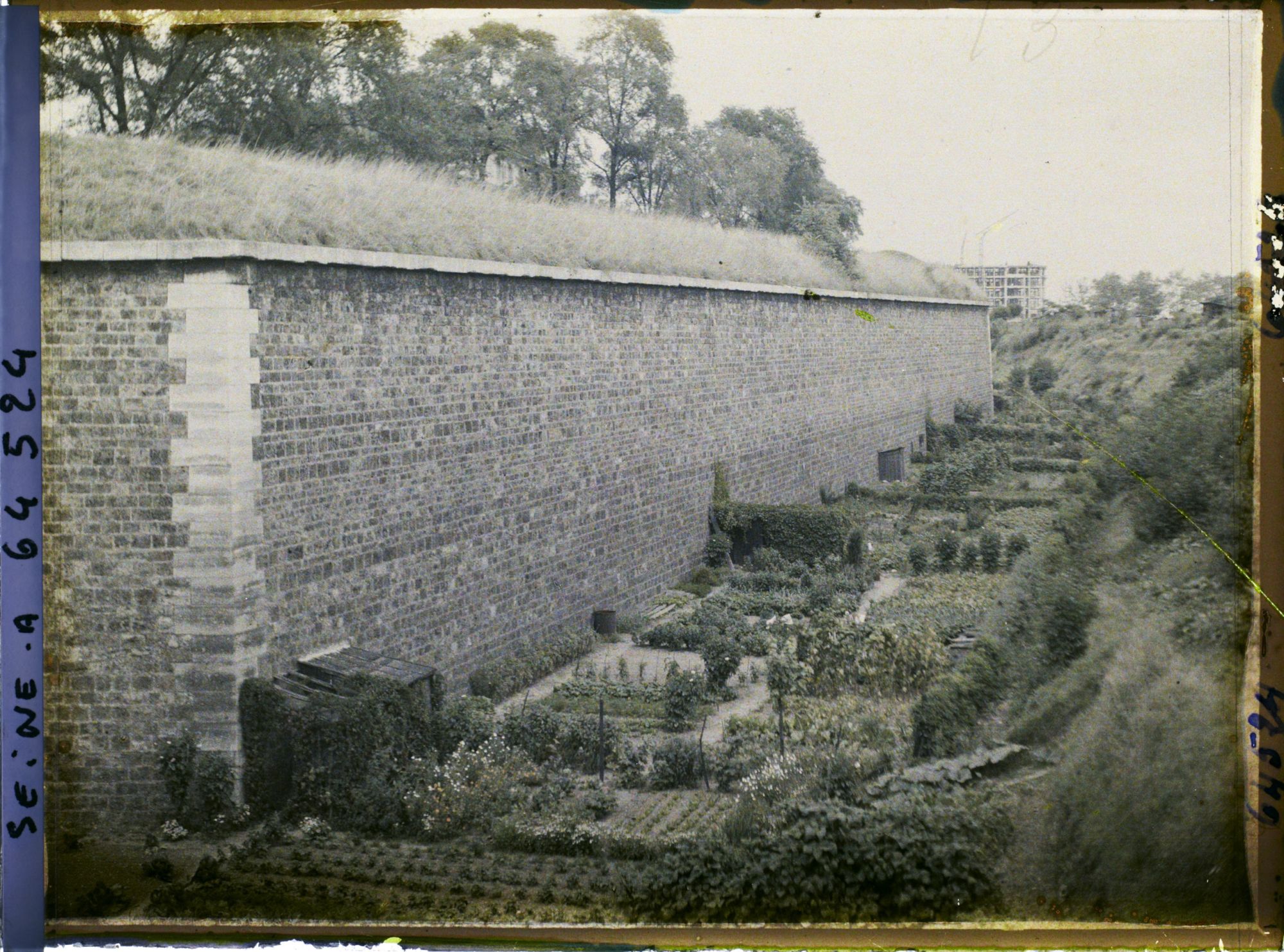Image représentant Les jardins ouvriers aux pieds des fortifications, à la porte de Choisy